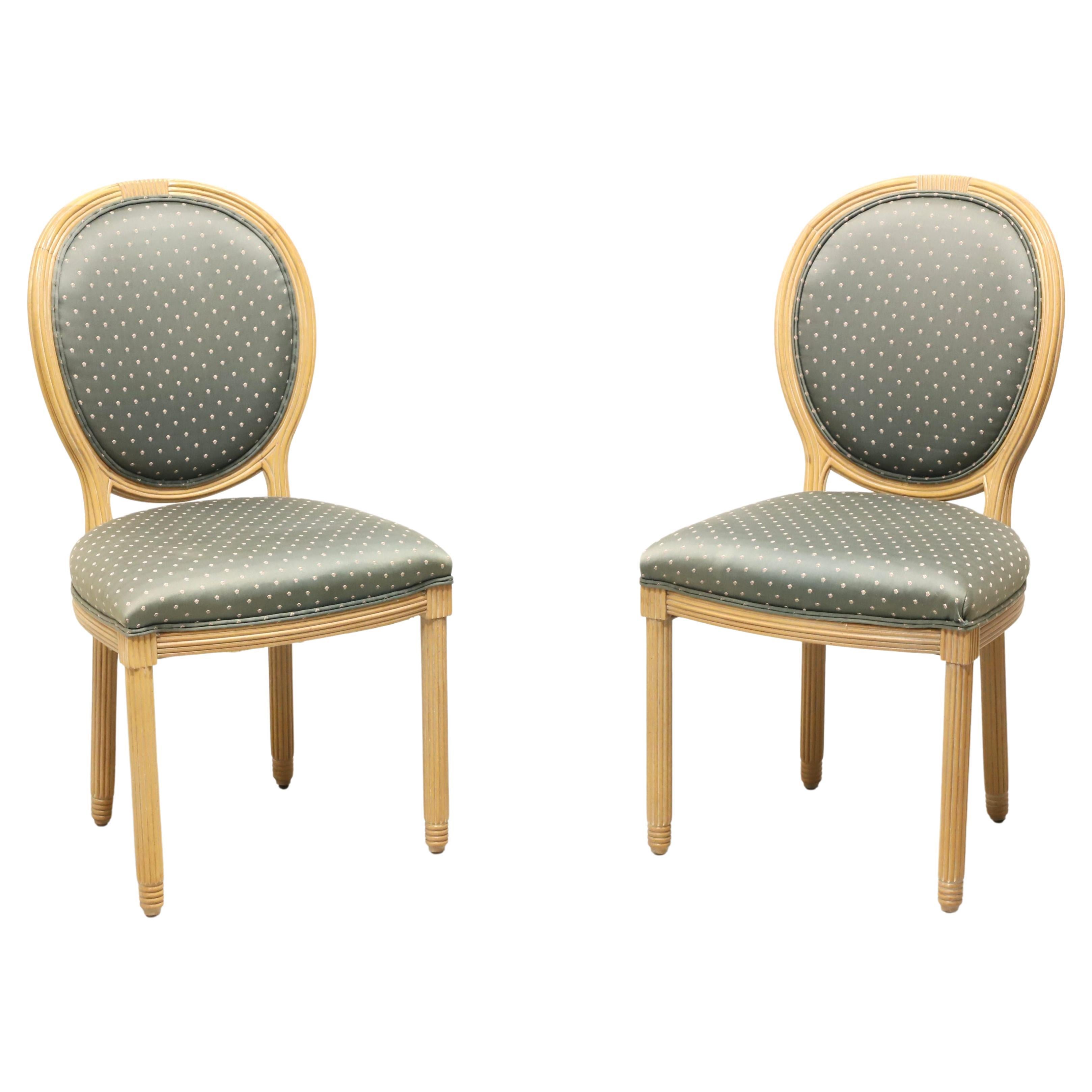 Paire de chaises de salle à manger de style Louis XVI provincial français MARTINSVILLE AMERICAN OF MARTINSVILLE