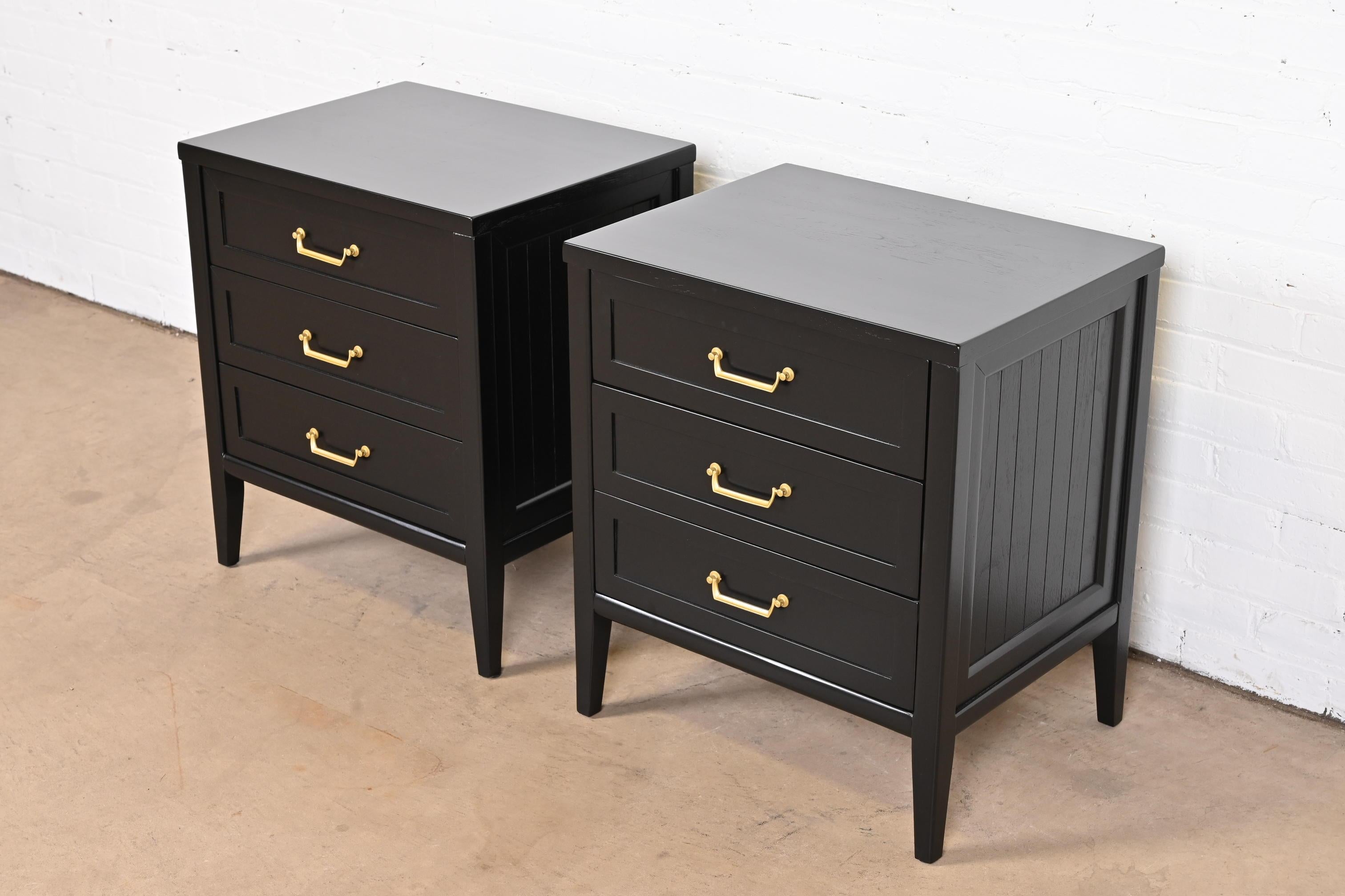 A gorgeous pair of mid-century French Regency style three-drawer bedside chests

By American of Martinsville

USA, 1960s

Black lacquered walnut, with original brass hardware.

Measures: 22