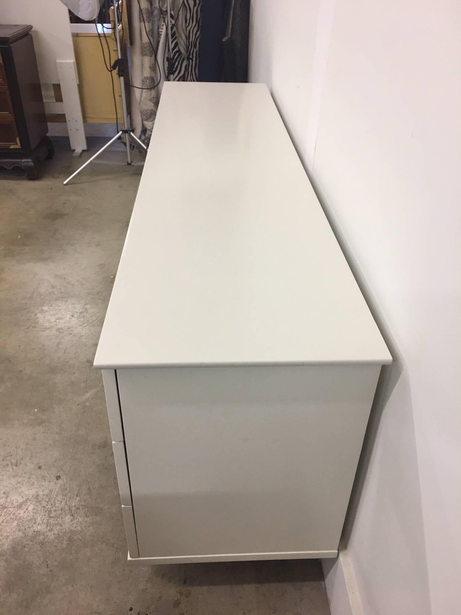 American of Martinsville MCM Lacquered Credenza In Excellent Condition In Raleigh, NC