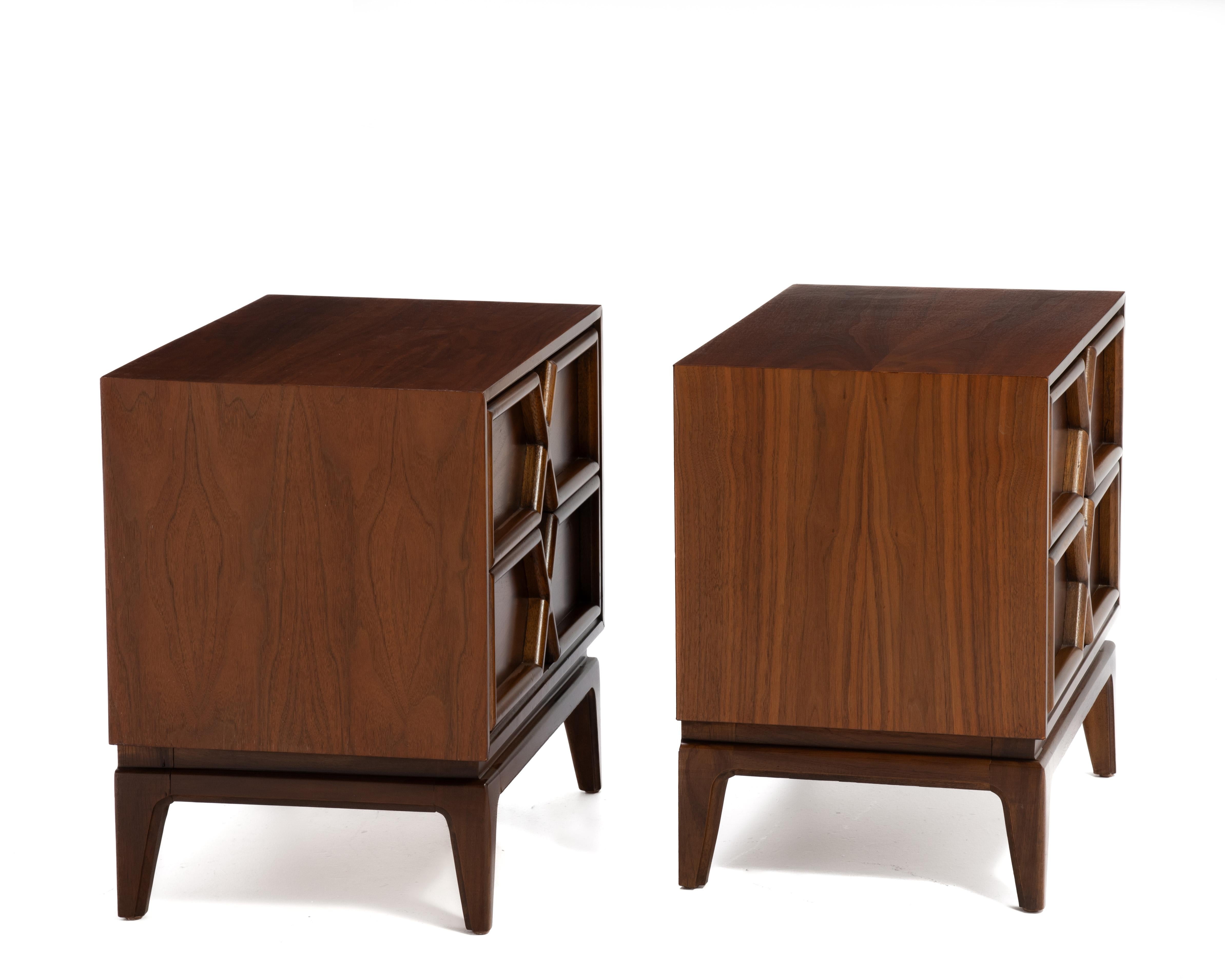 American of Martinsville Merton Gershun Criss Cross X Design Comodini a Coppia In condizioni buone in vendita a Forest Grove, PA