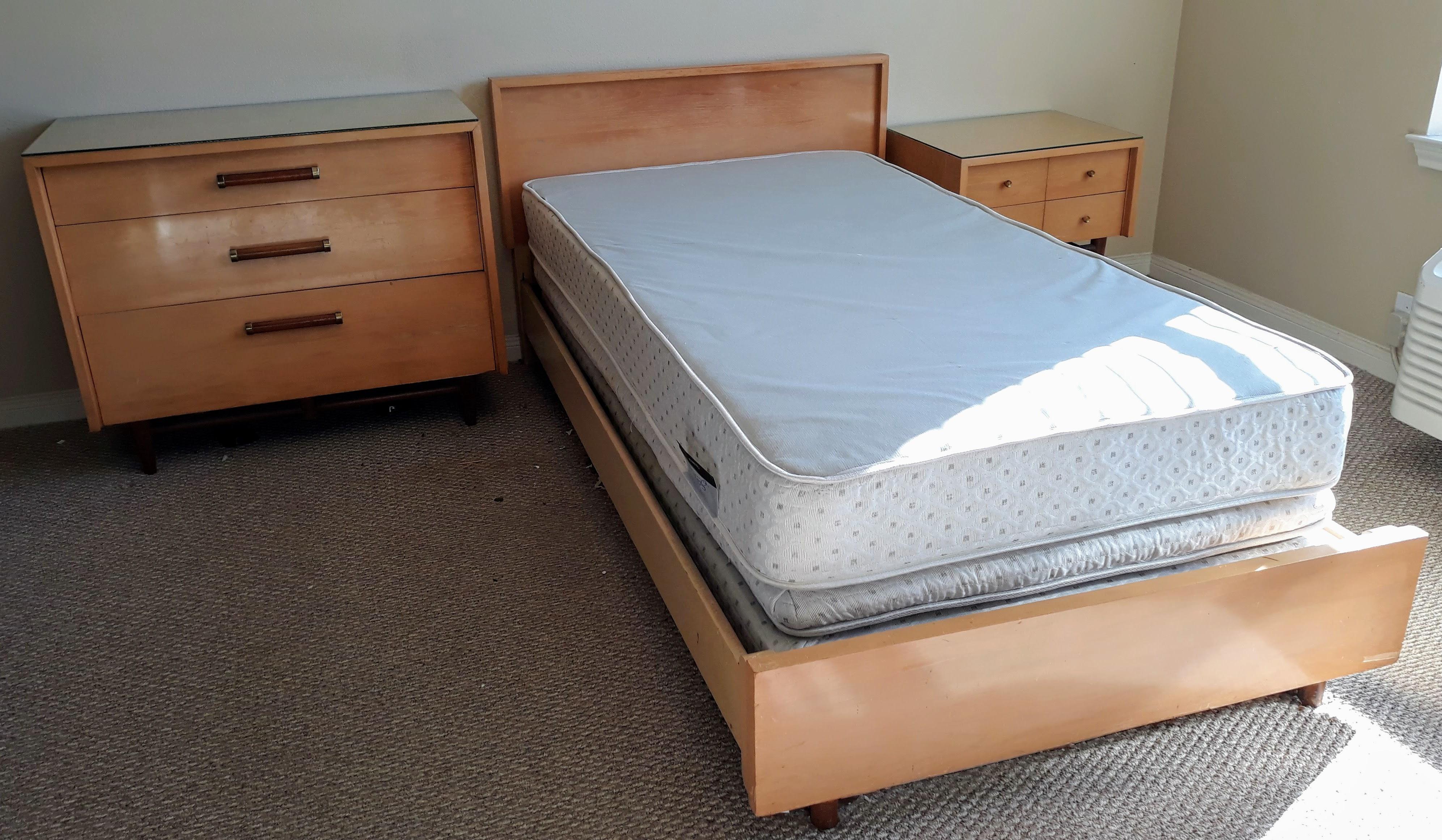 Merton Gershun for American of Martinsville twin bed, circa 1960s.

Designed in the 1960s for the Urban Suburban line. Headboard and footboard in maple. Rails included.

  
 
 
 



   