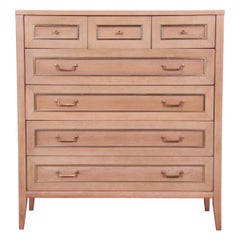 American of Martinsville Comò Highboy di metà secolo in mogano sbiancato e ottone