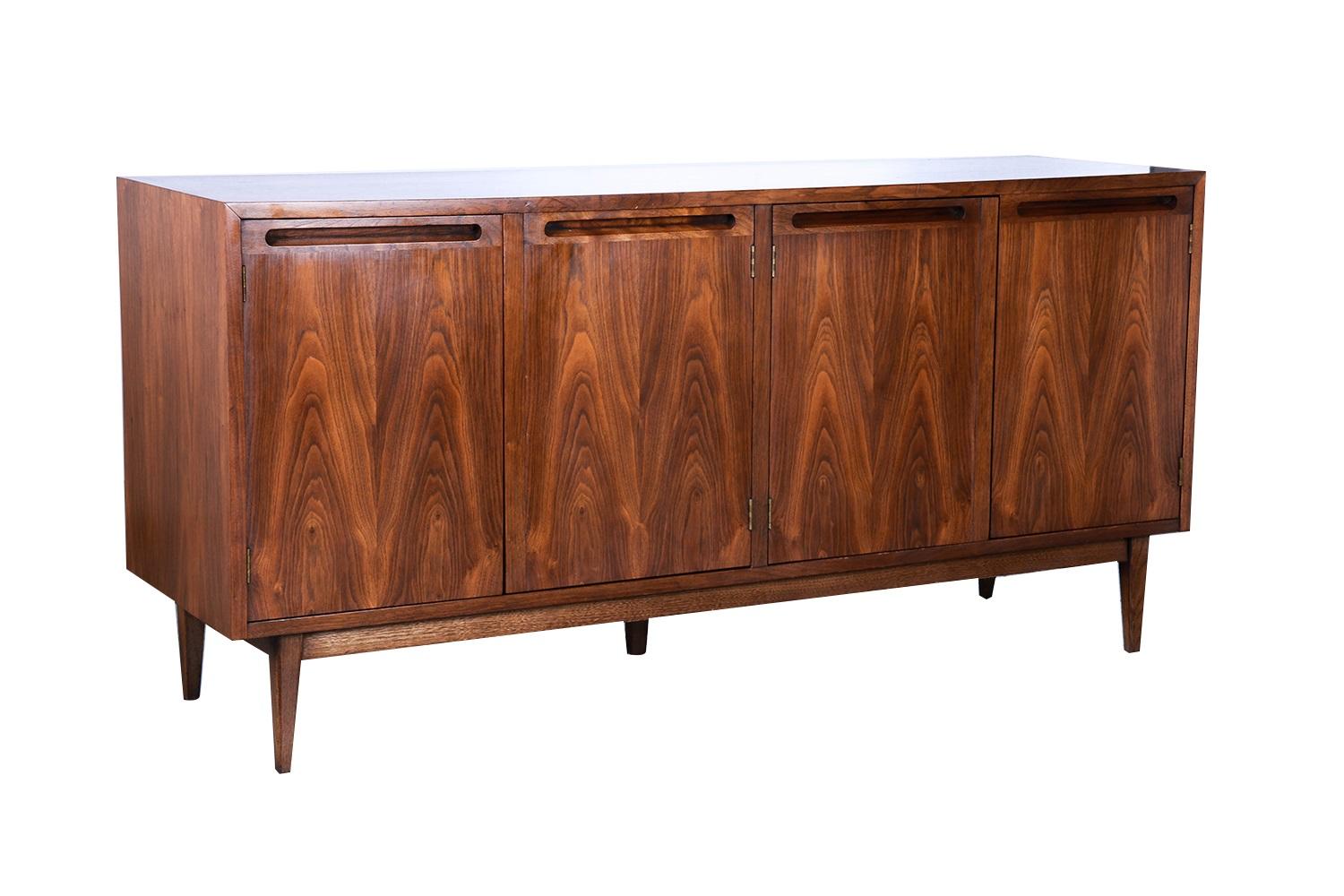 Beautiful, rare, retro Mid-Century Modern detailed proportioned walnut American of Martinsville walnut credenza/sideboard with detachable hutch in great original condition. Hutch top lifts off the lower cabinet. Upper portion features a cabinet with