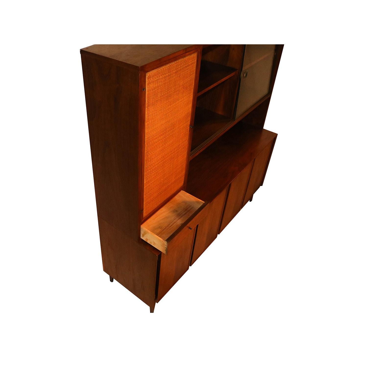 Beautiful, rare, retro Mid-Century Modern, detailed proportioned walnut American of Martinsville China cabinet Hutch in great original condition. The hutch is two solid-piece, featuring display shelving on the upper right with glass sliding doors