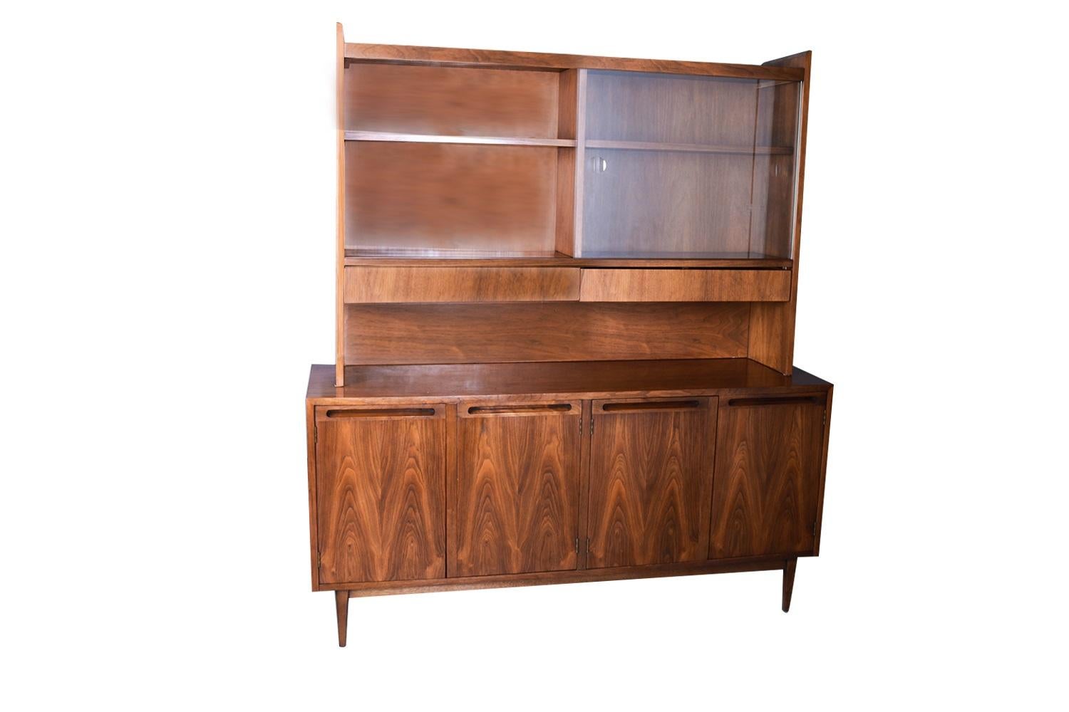 American of Martinsville Mid Century China Cabinet Hutch In Good Condition In Baltimore, MD
