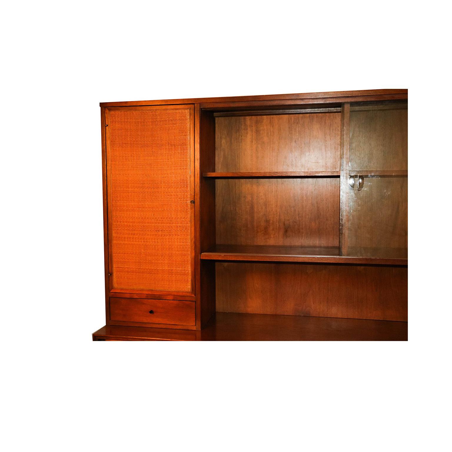 American of Martinsville Midcentury China Cabinet Hutch In Good Condition In Baltimore, MD