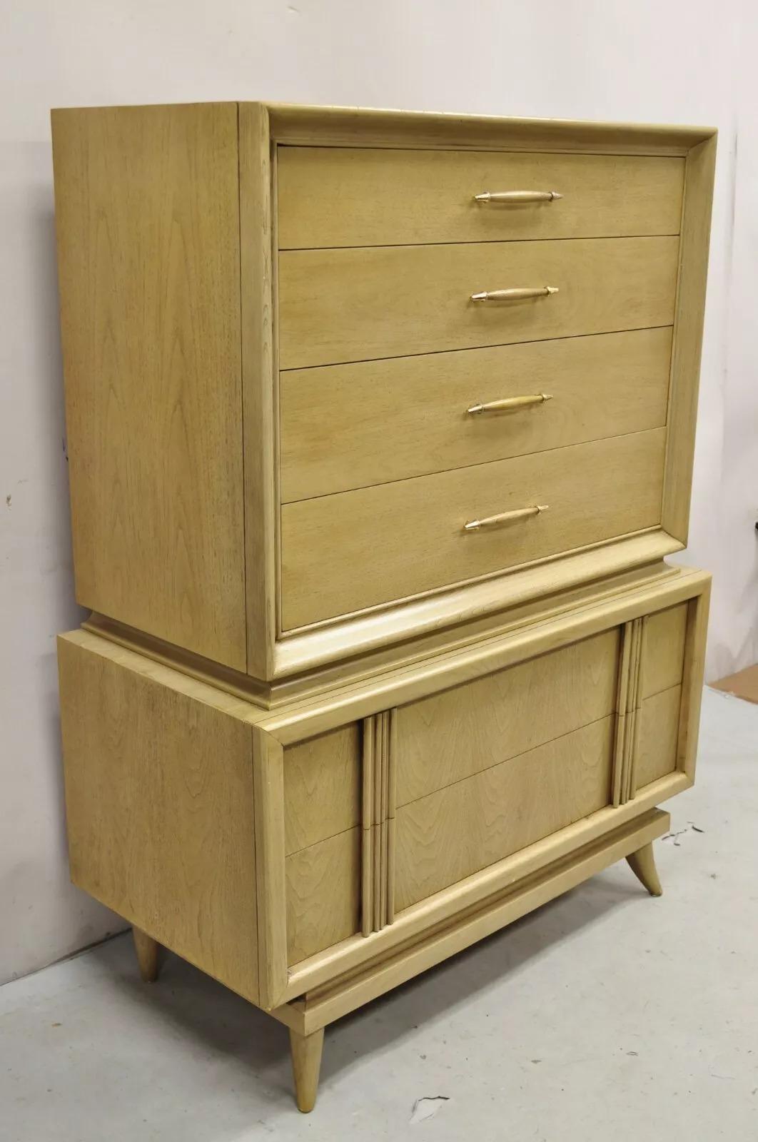 Vintage American of Martinsville Mid Century Modern Blonde Wood Chest on Chest Dresser. Der Artikel verfügt über 6 schwalbenschwanzförmige Schubladen, skulpturale und konische Beine, blondes Mahagoni-Finish, großen Stil und Form. Circa Mitte des 20.