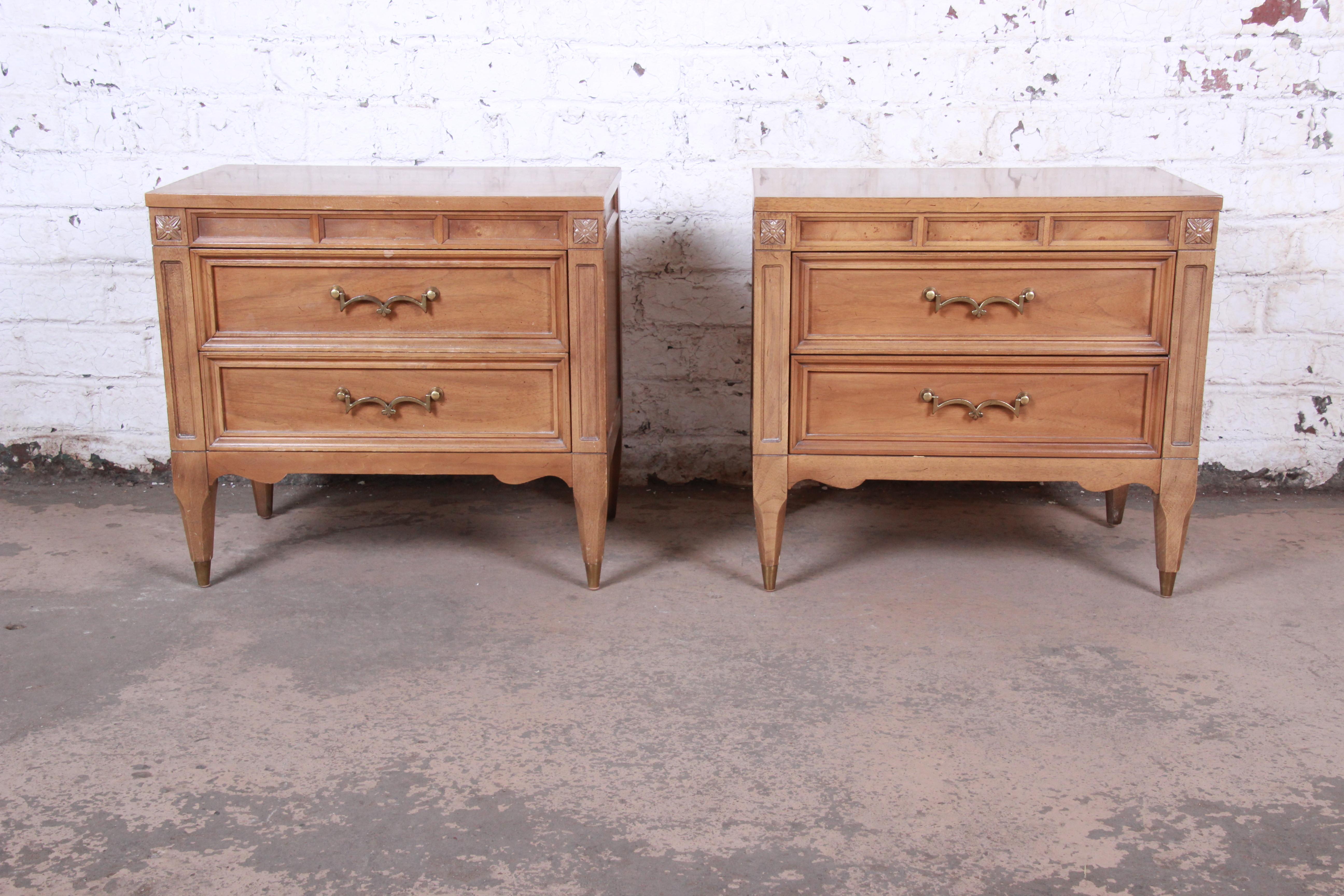 A beautiful pair of Mid-Century Modern Hollywood Regency nightstands

By American of Martinsville

USA, 1960s

Cherry and burl wood and brass hardware

Measures: 25.13