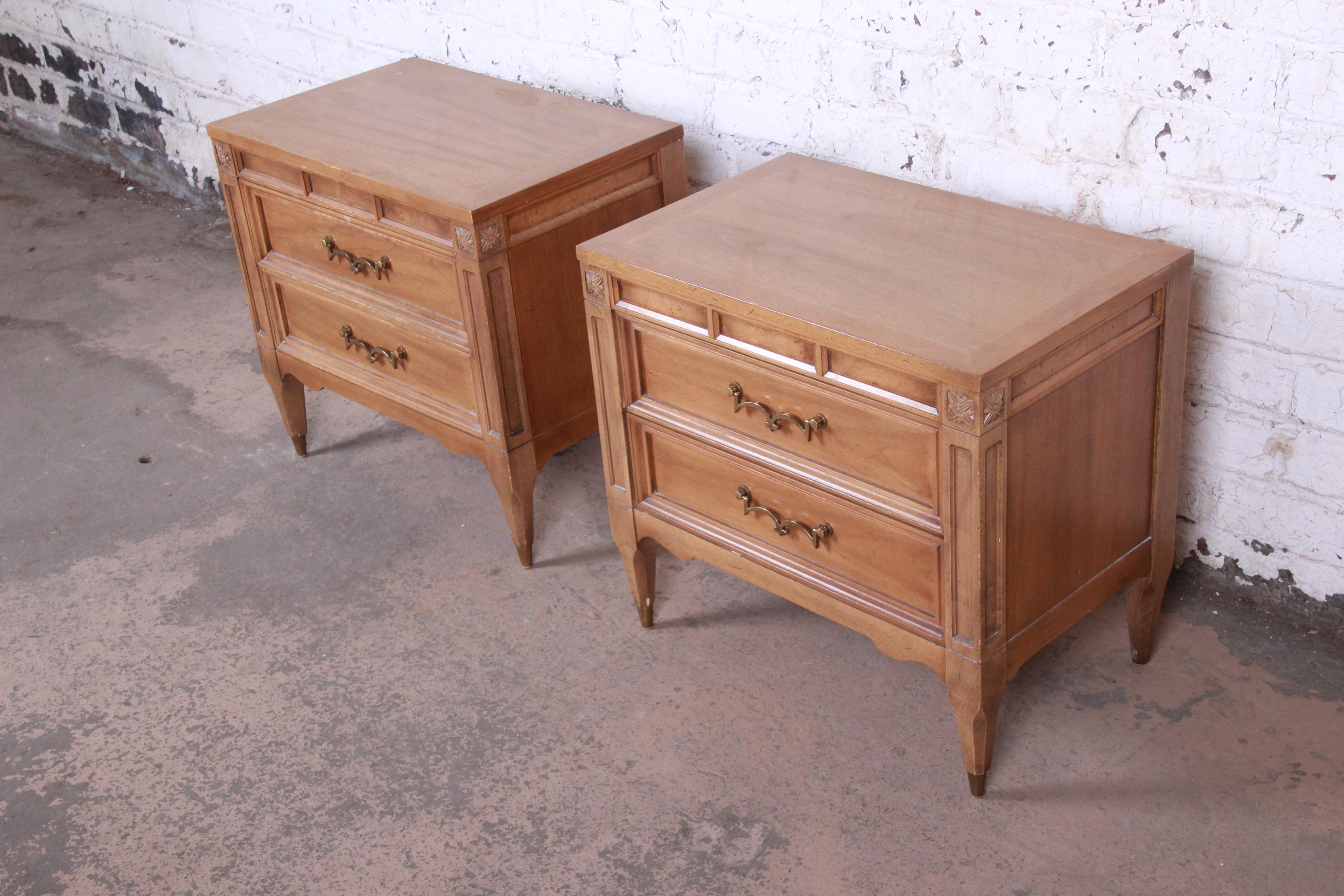 American of Martinsville Mid-Century Modern Cherry and Burl Nightstands, Pair In Good Condition In South Bend, IN