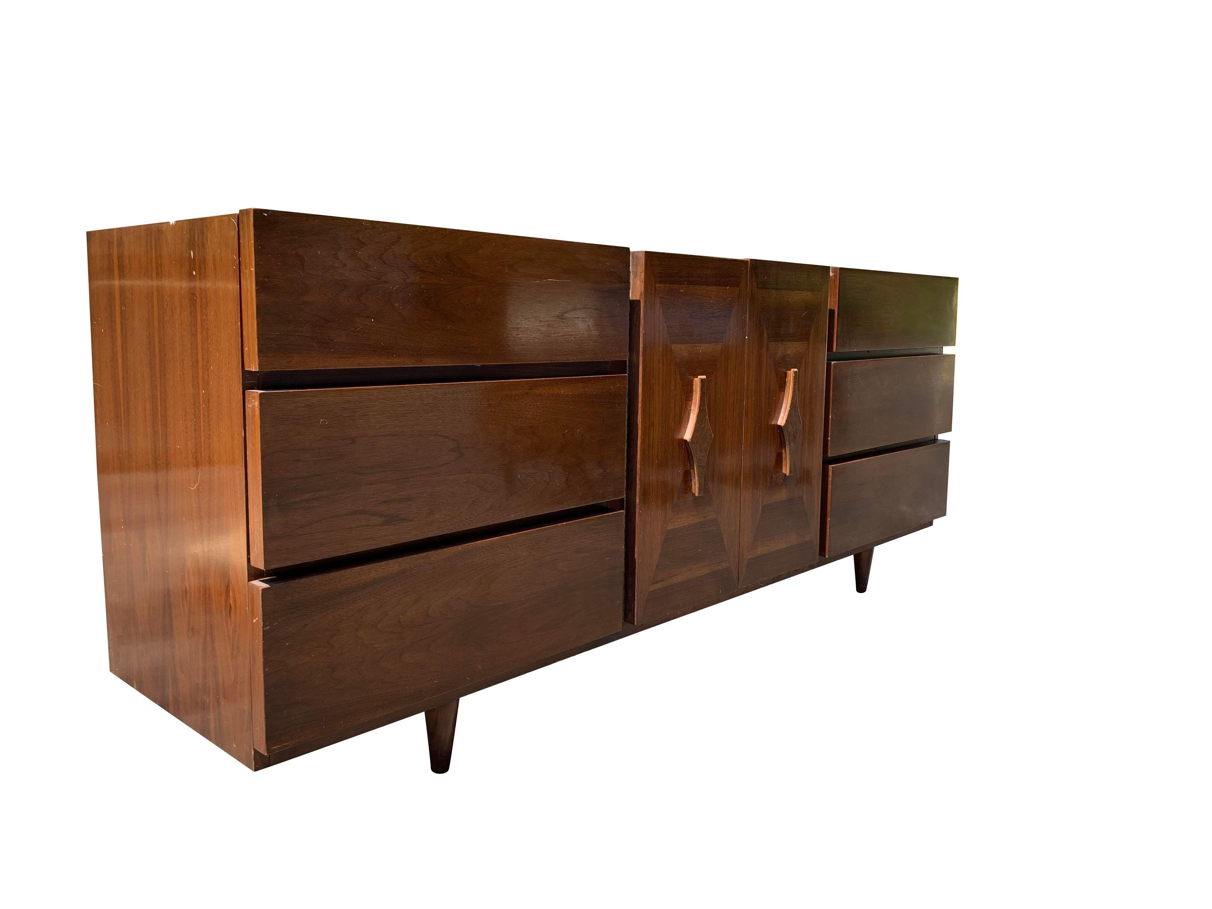 American of Martinsville Mid-Century Modern Dresser or Credenza.

Elevate your living space with this stunning American of Martinsville Mid-Century Modern Dresser or Credenza. This versatile piece offers ample storage space and a timeless design