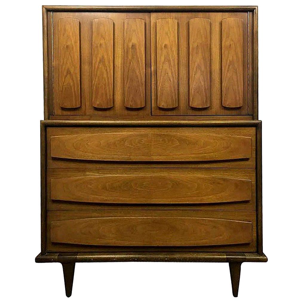 A clean, beautifully designed Mid-Century Modern dresser with five pull-out drawers. In very nice, original vintage condition. Quite unique and rare. Would stand out in any room.

Dimensions: 53.75