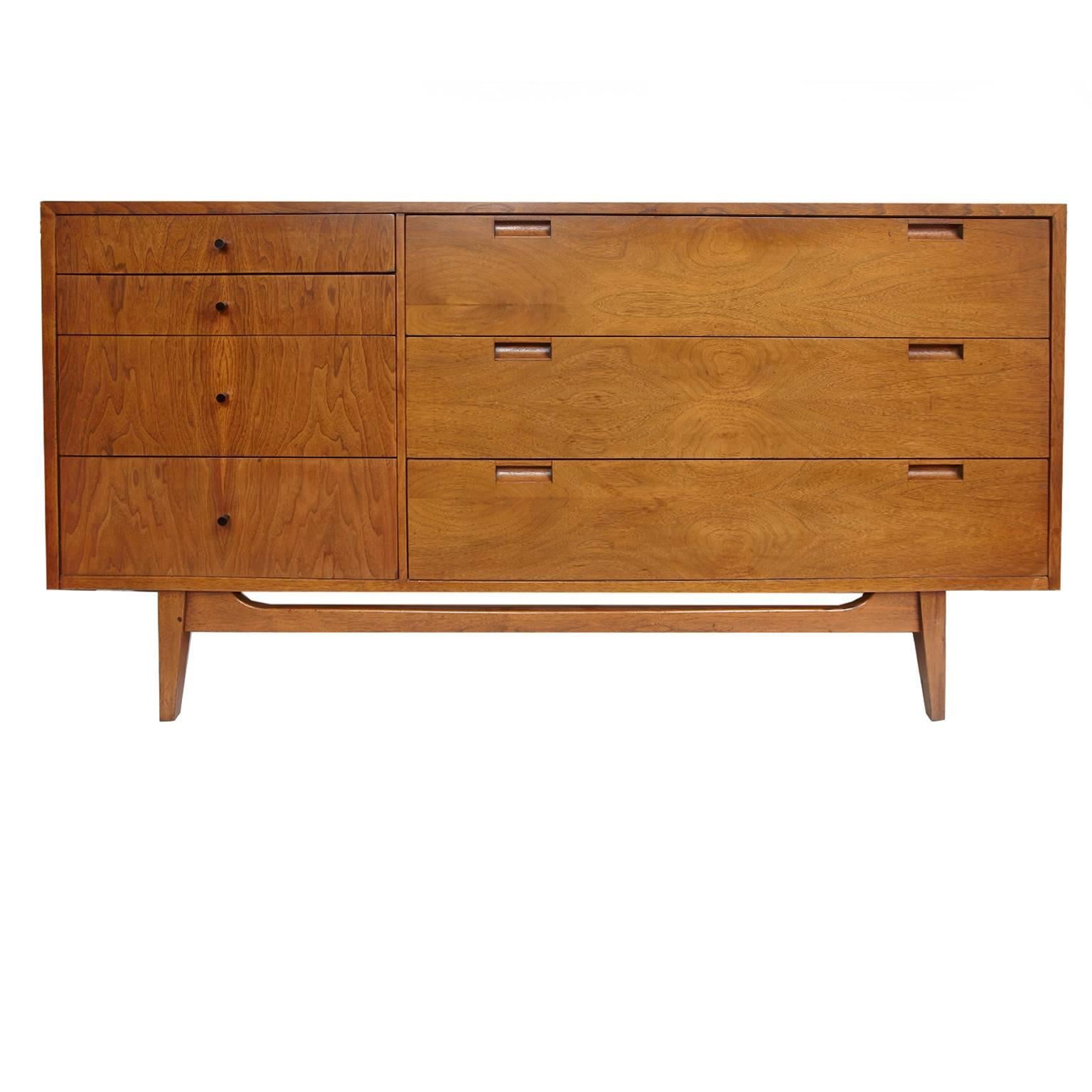 Mid-20th Century American of Martinsville Mid-Century Modern Seven-Drawer Dresser
