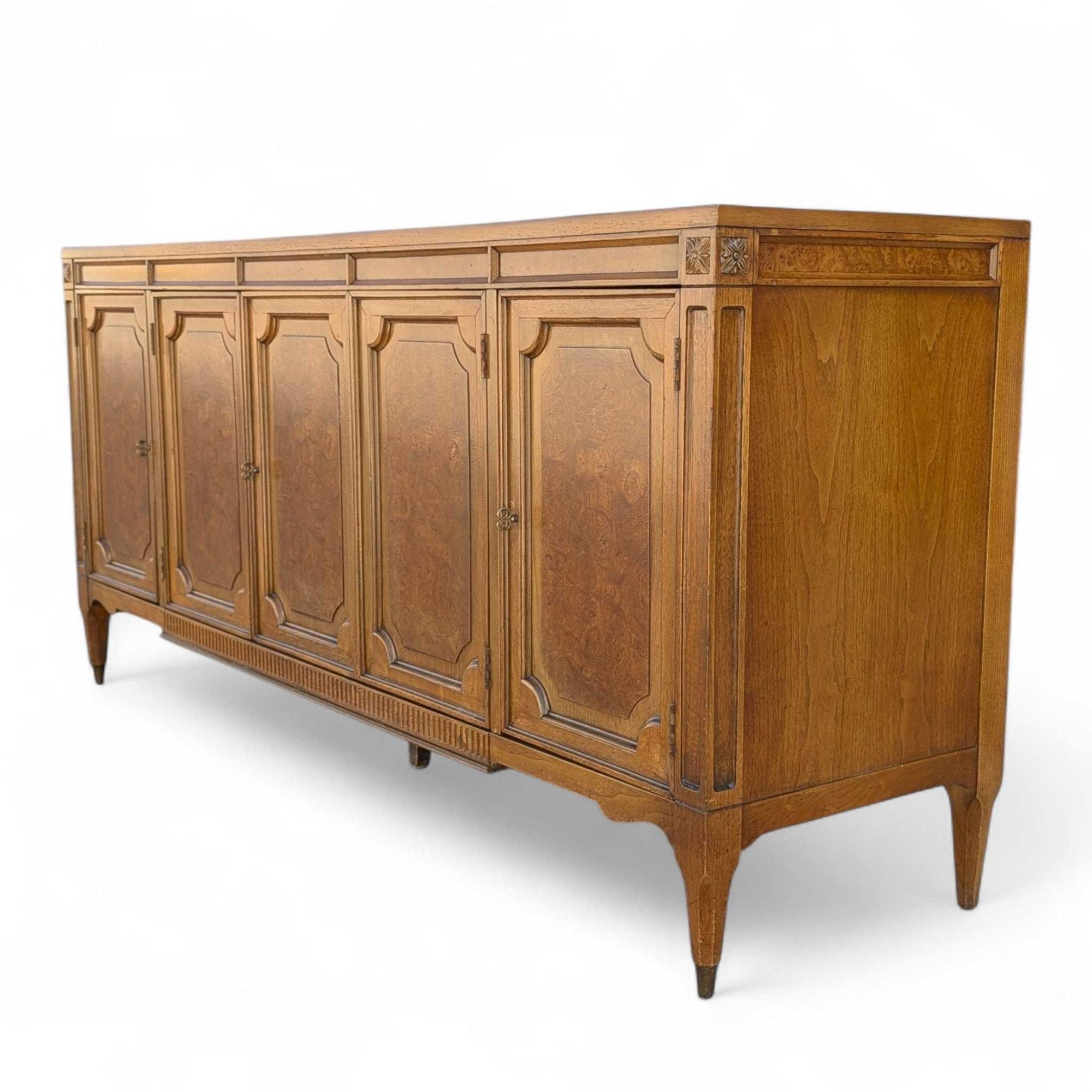 Impiallacciato American of Martinsville Mid-Century Modern Sideboard Buffet in vendita