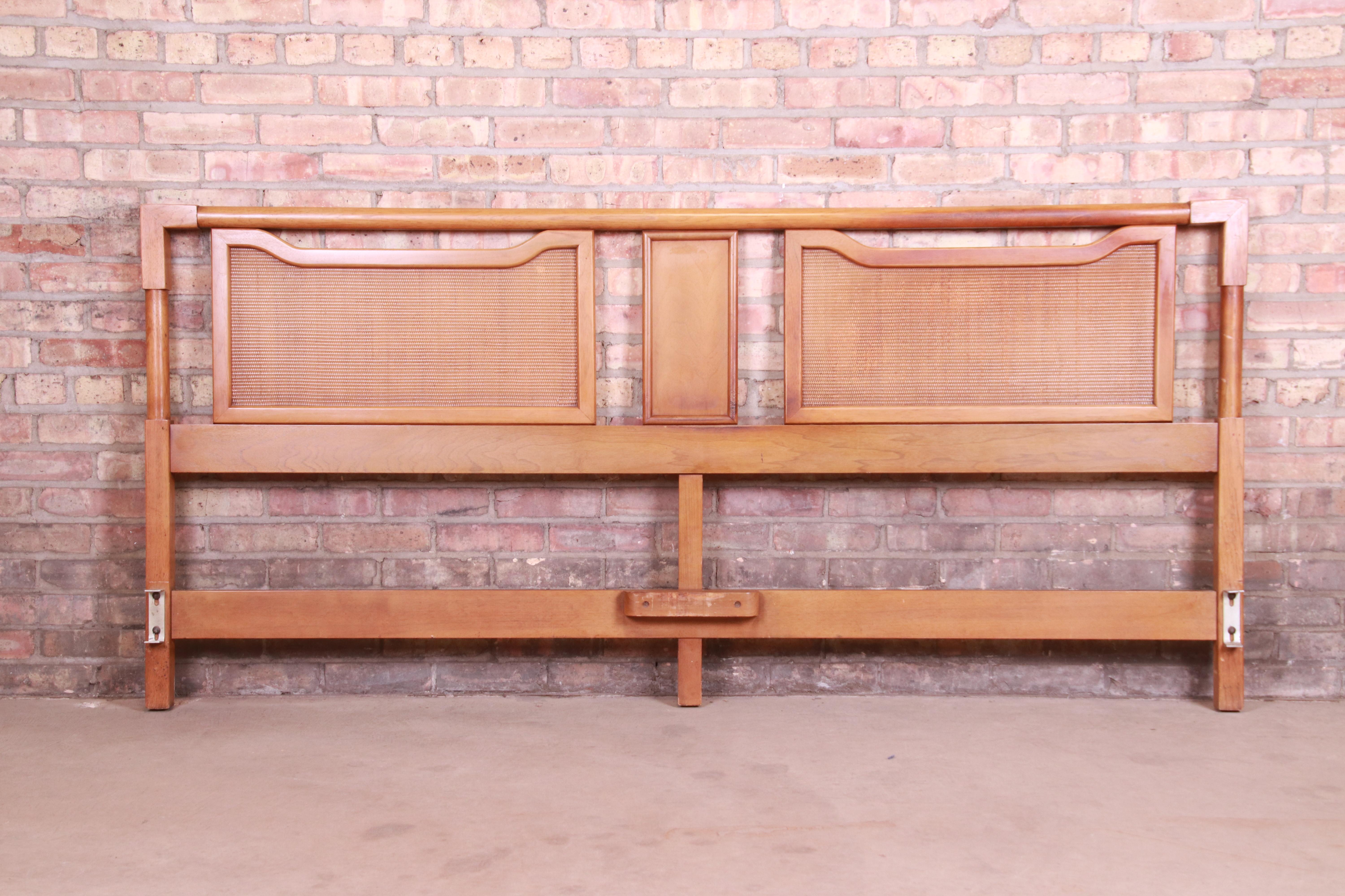A gorgeous Mid-Century Modern king size headboard

By American of Martinsville

USA, circa 1960s

Walnut, with inset rattan panels.

Measures: 79.13