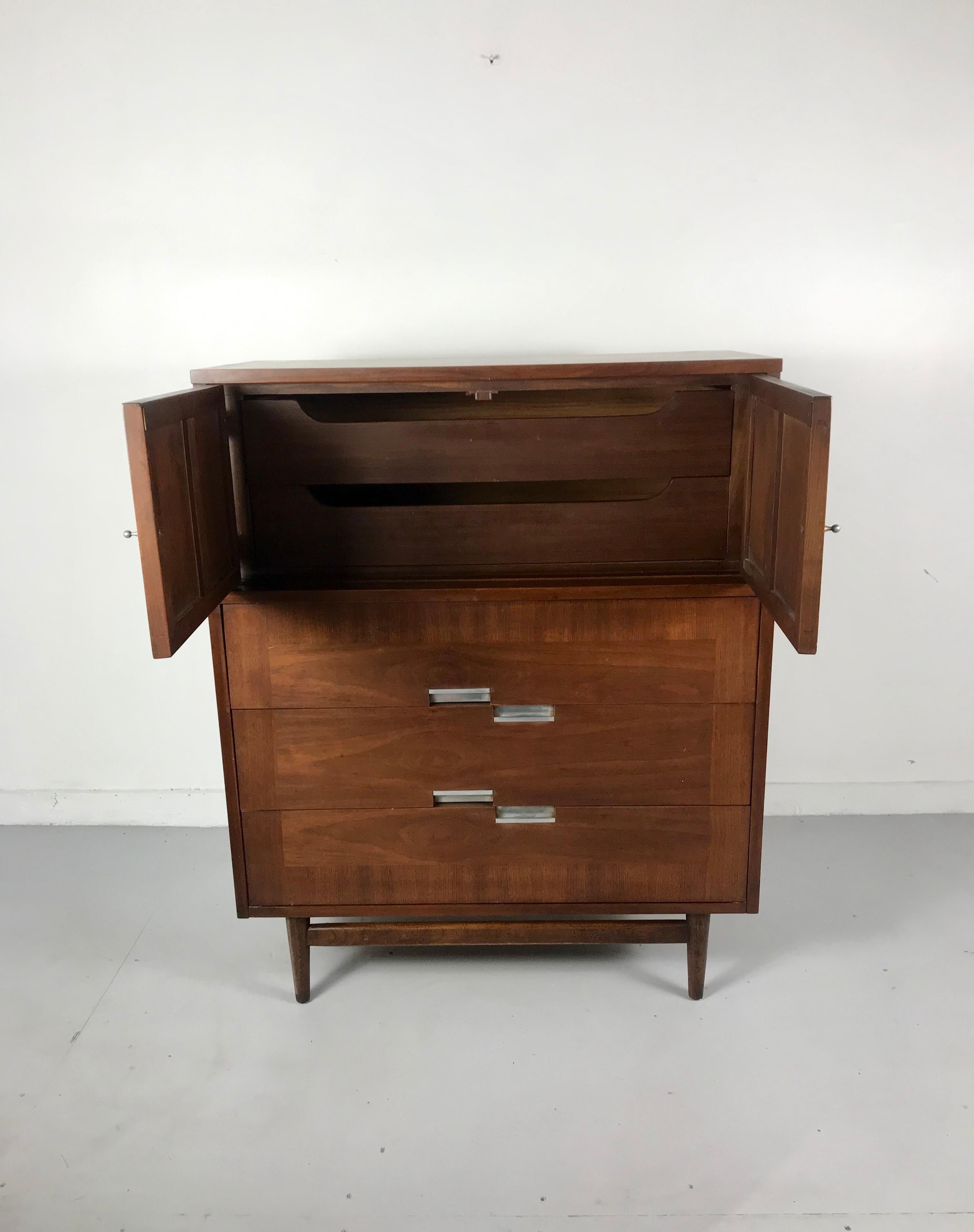 American of Martinsville, Mid-Century Modern Walnut Dresser, Accord Collection In Good Condition In Buffalo, NY