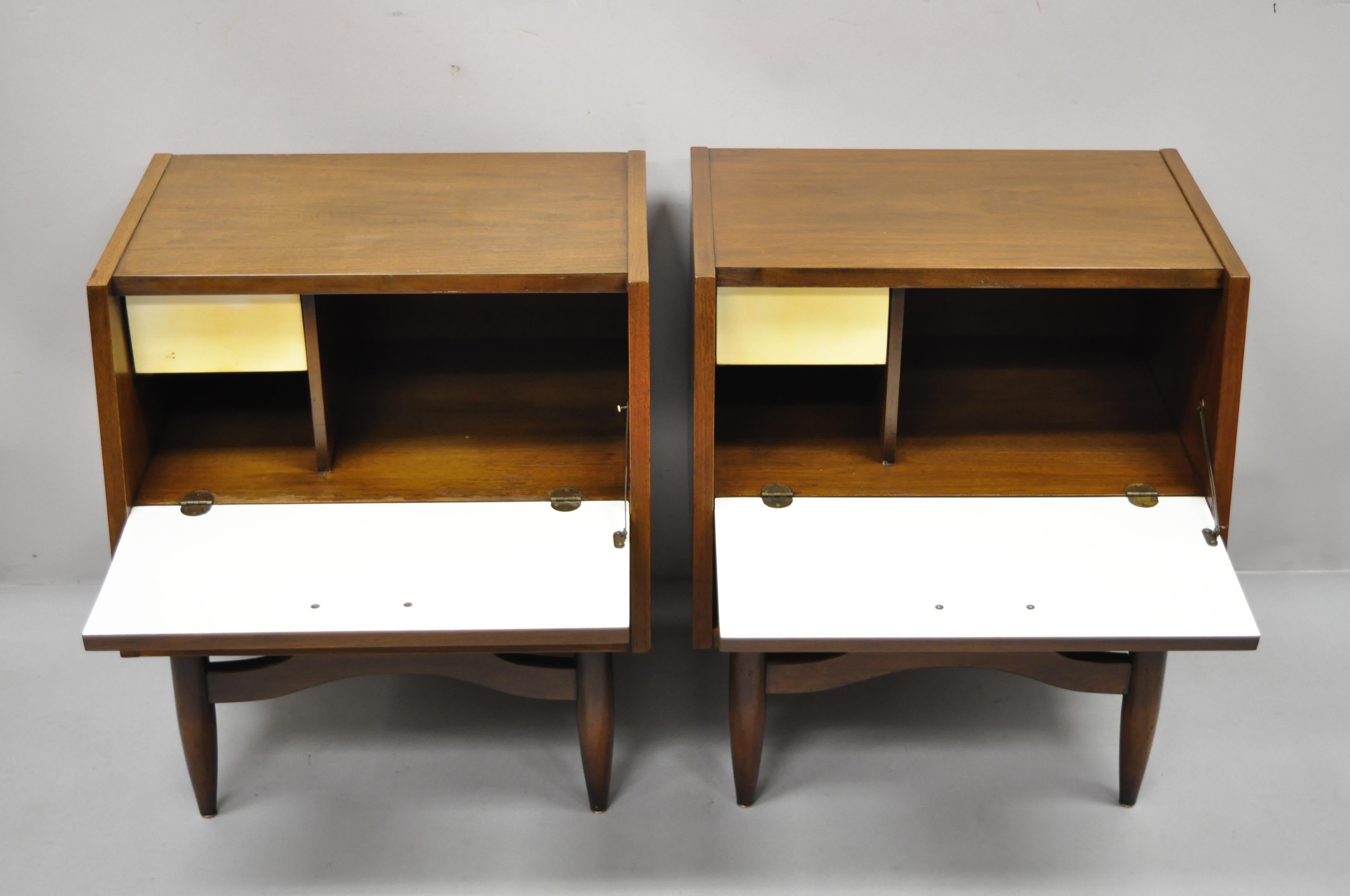 20th Century American of Martinsville Mid-Century Modern Walnut Nightstands Tables, a Pair