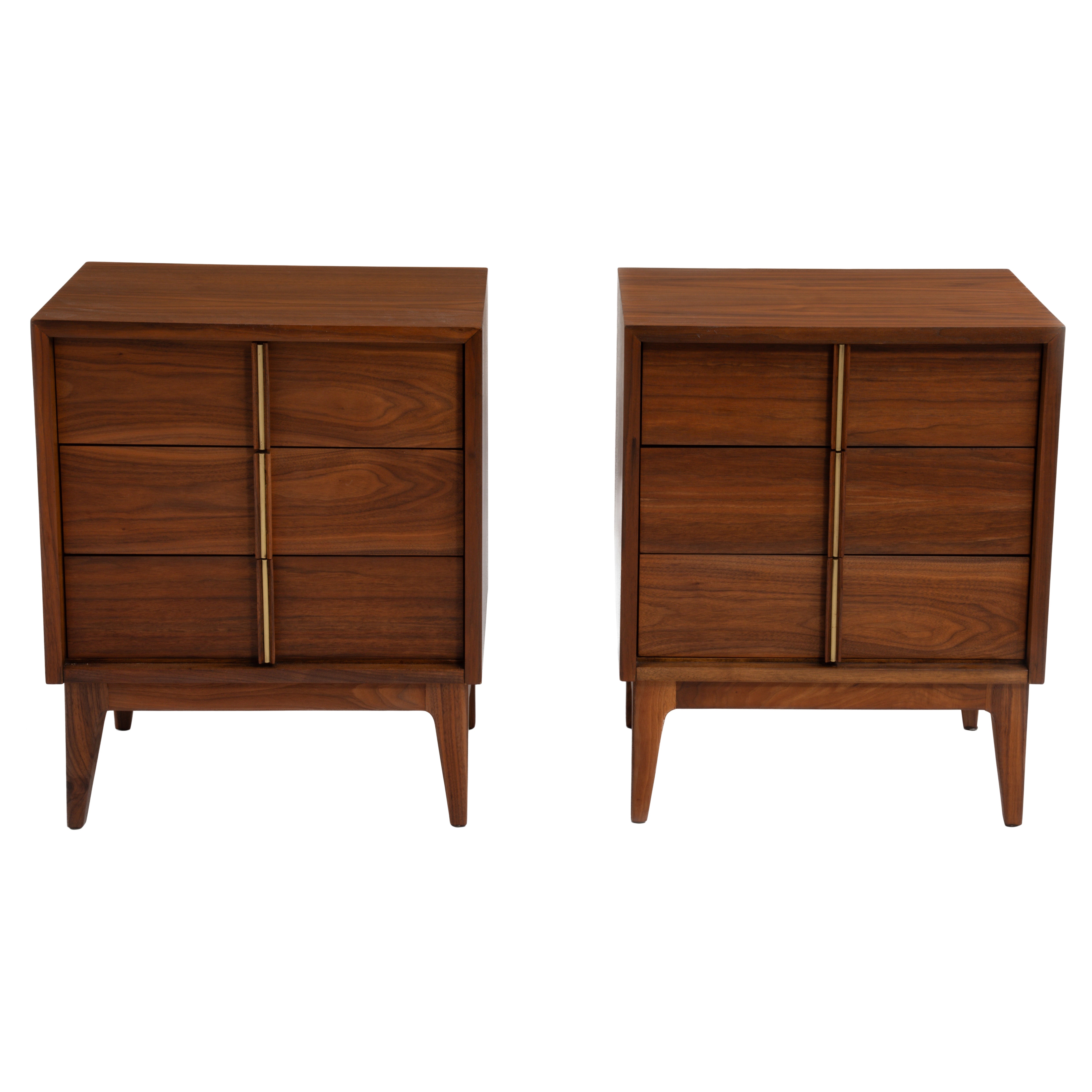 American of Martinsville Mid Century Walnut Nightstands Brass Accent - a Pair en vente