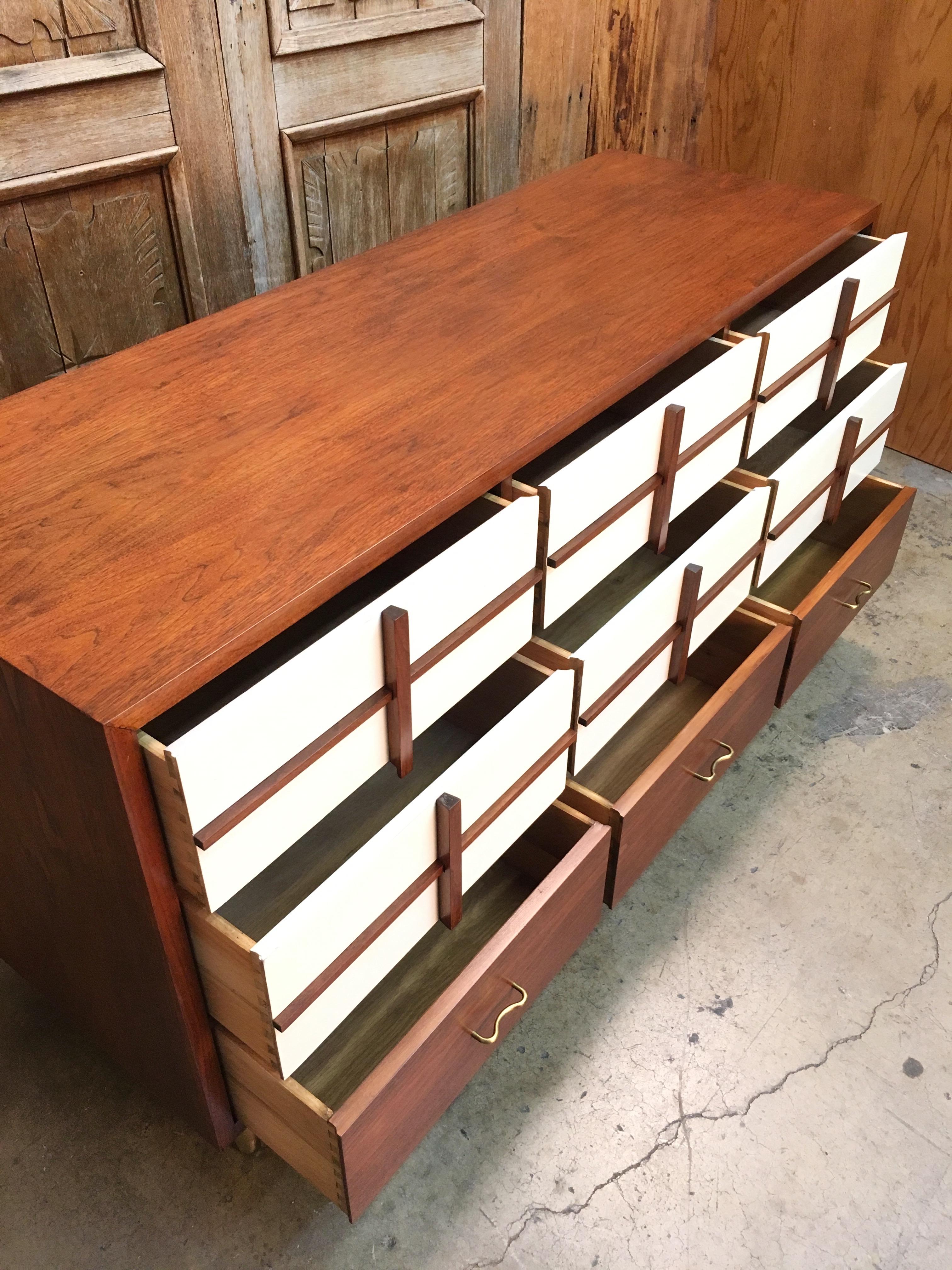 American of Martinsville Midcentury Walnut Nine-Drawer Dresser In Good Condition In Denton, TX