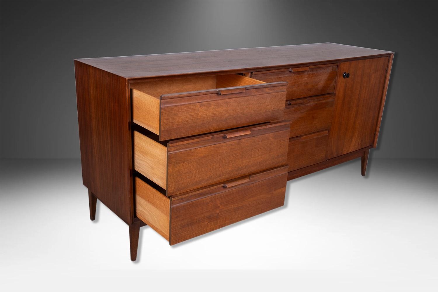 Mid-20th Century American of Martinsville MidCentury 9 Drawer Dresser Credenza For Sale