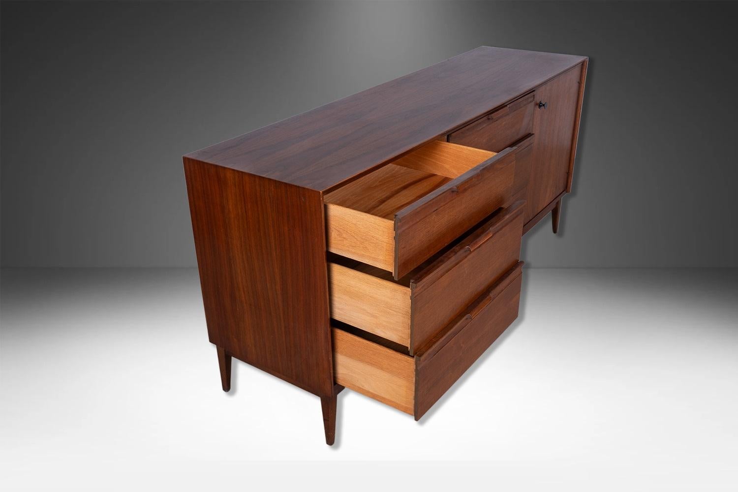 American of Martinsville MidCentury 9 Drawer Dresser Credenza For Sale 1