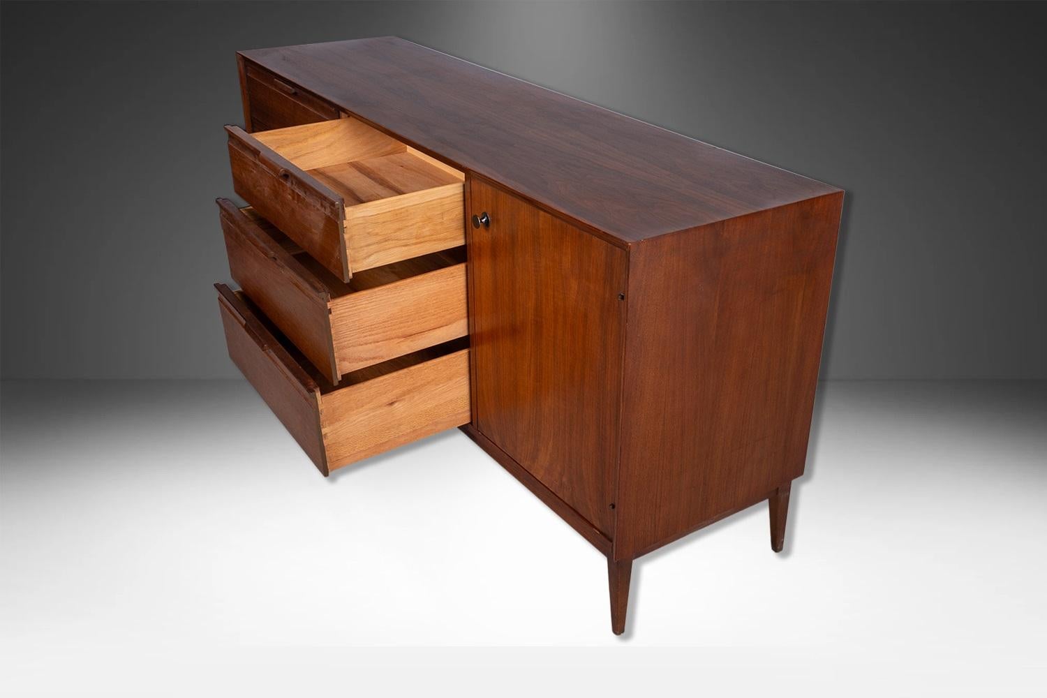 American of Martinsville MidCentury 9 Drawer Dresser Credenza For Sale 2