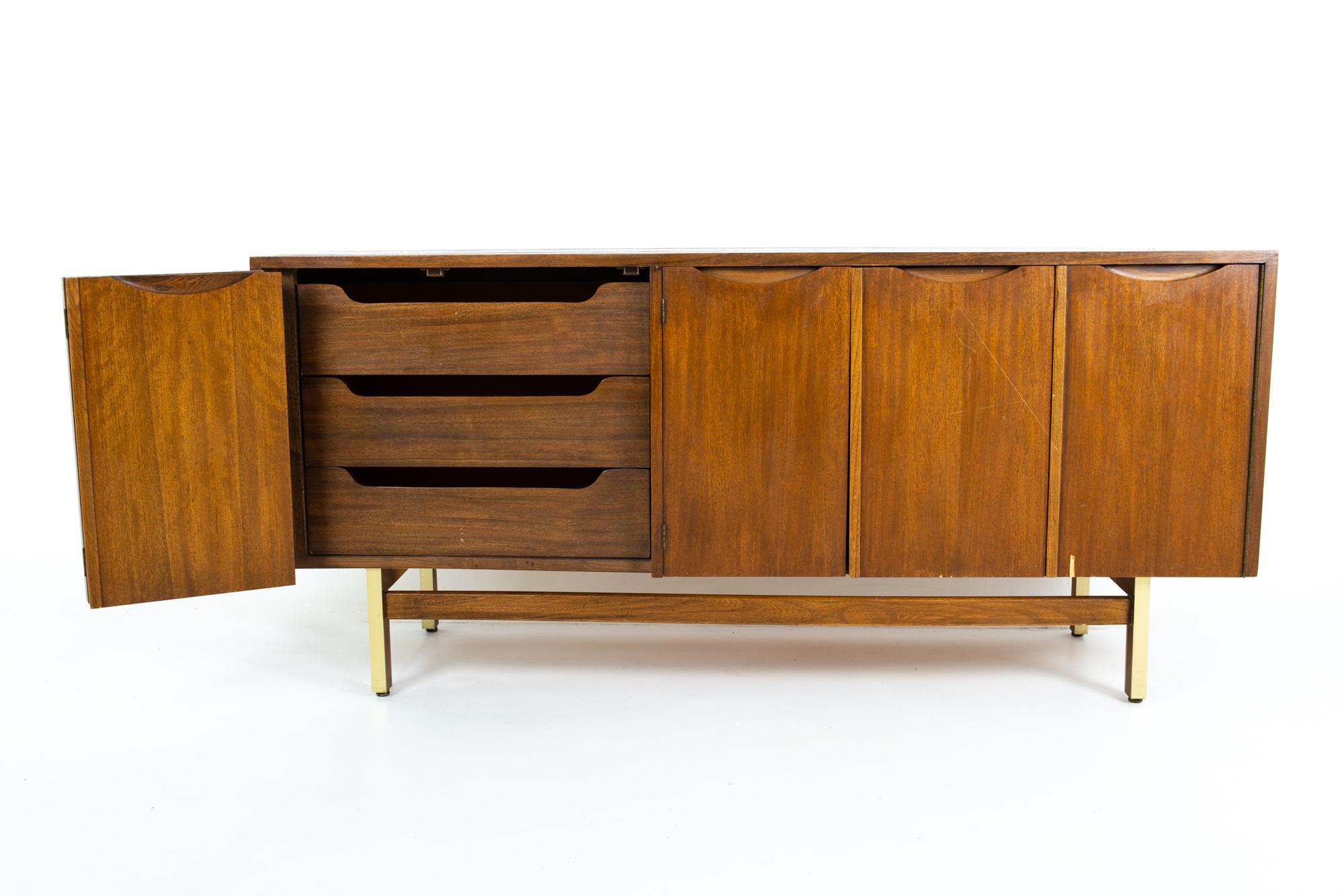 American of Martinsville Mid Century Walnut and Brass Accordion Door Credenza In Good Condition In Countryside, IL