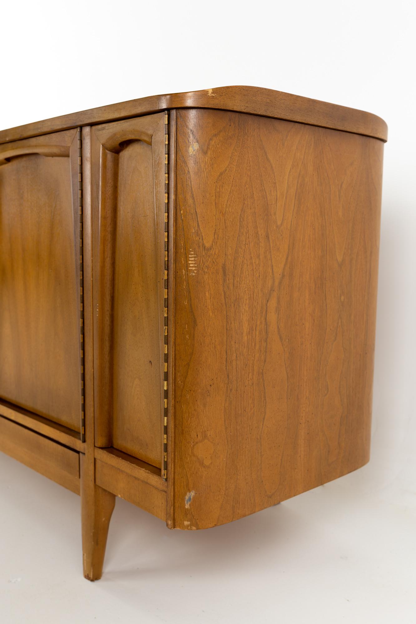 American of Martinsville Mid Century Walnut Sideboard Buffet Credenza In Good Condition In Countryside, IL