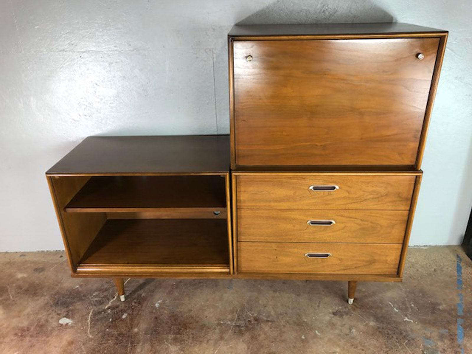 Unique modular hutch and desk unit by American of Martinsville. Original acquisition condition, circa 1960s. Light included in upper desk portion. Walnut. Sections of the hutch are movable and may be switched to alternate positions on the unit. Good
