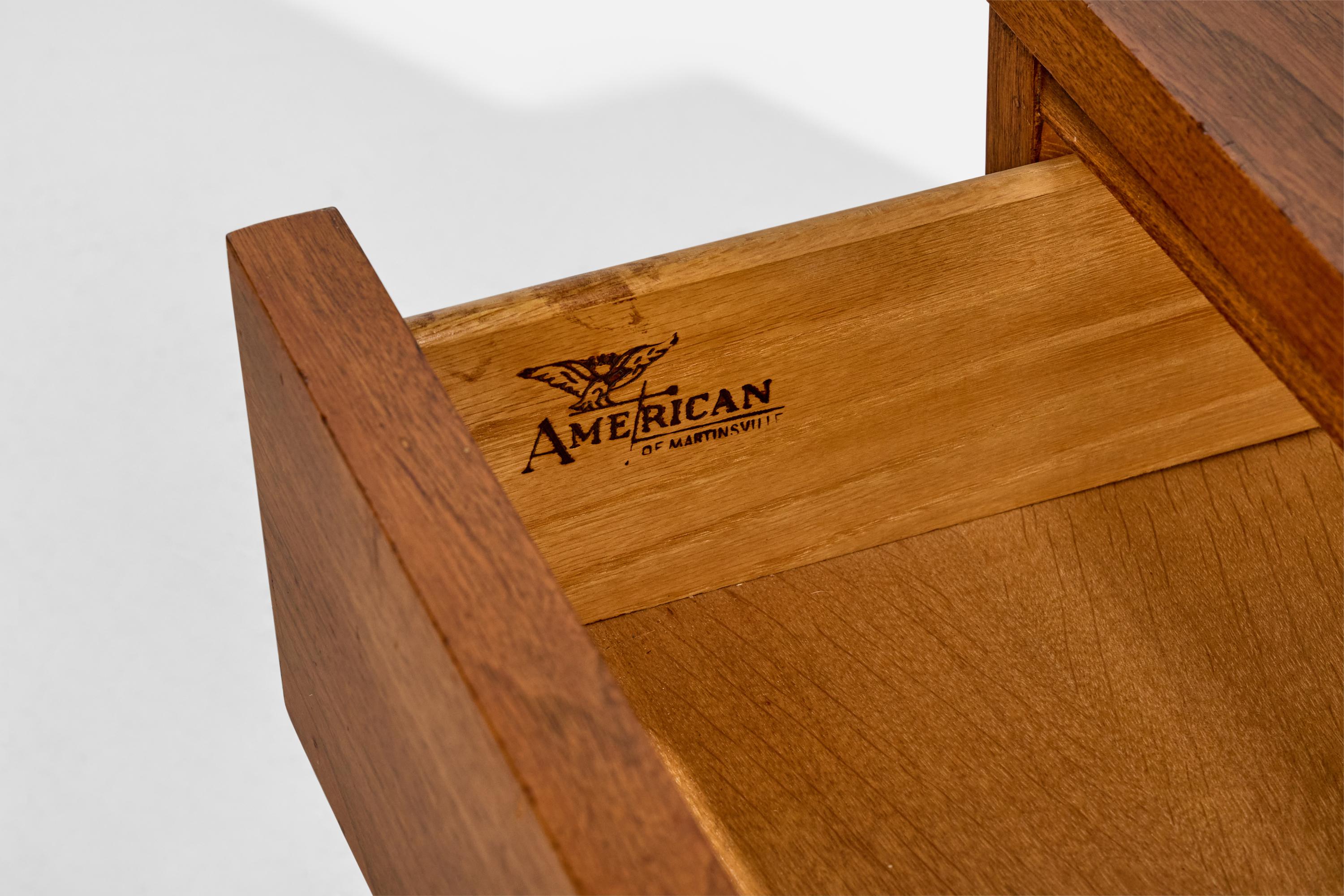 American of Martinsville, Mesillas de noche, Nogal, EE.UU., Años 50 en venta 4