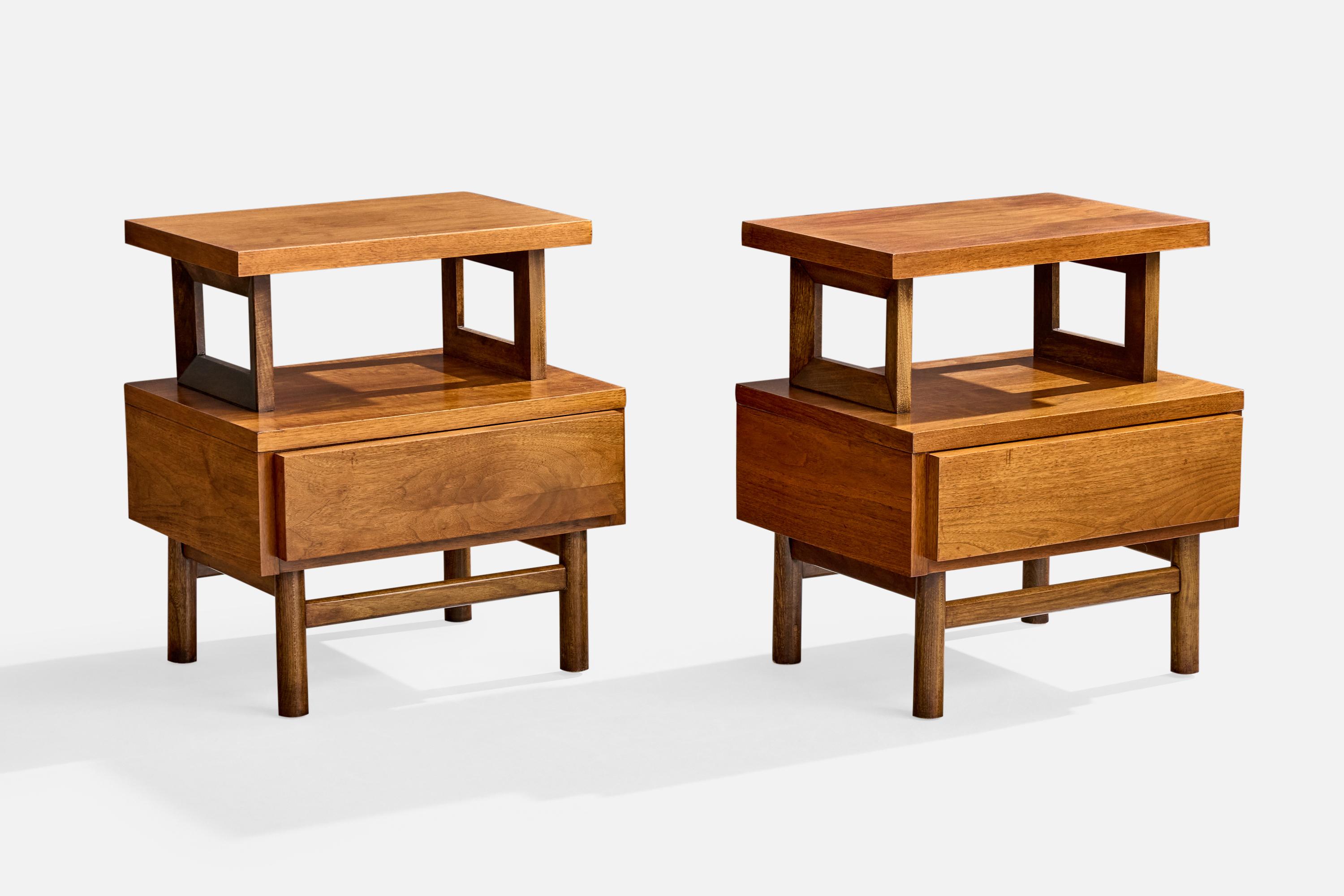 Pareja de mesillas de noche de nogal fabricadas por American of Martinsville, EE.UU., c. 1950.

Desgaste de la madera acorde con la edad y el uso

Dimensiones totales (pulgadas): 24,75
