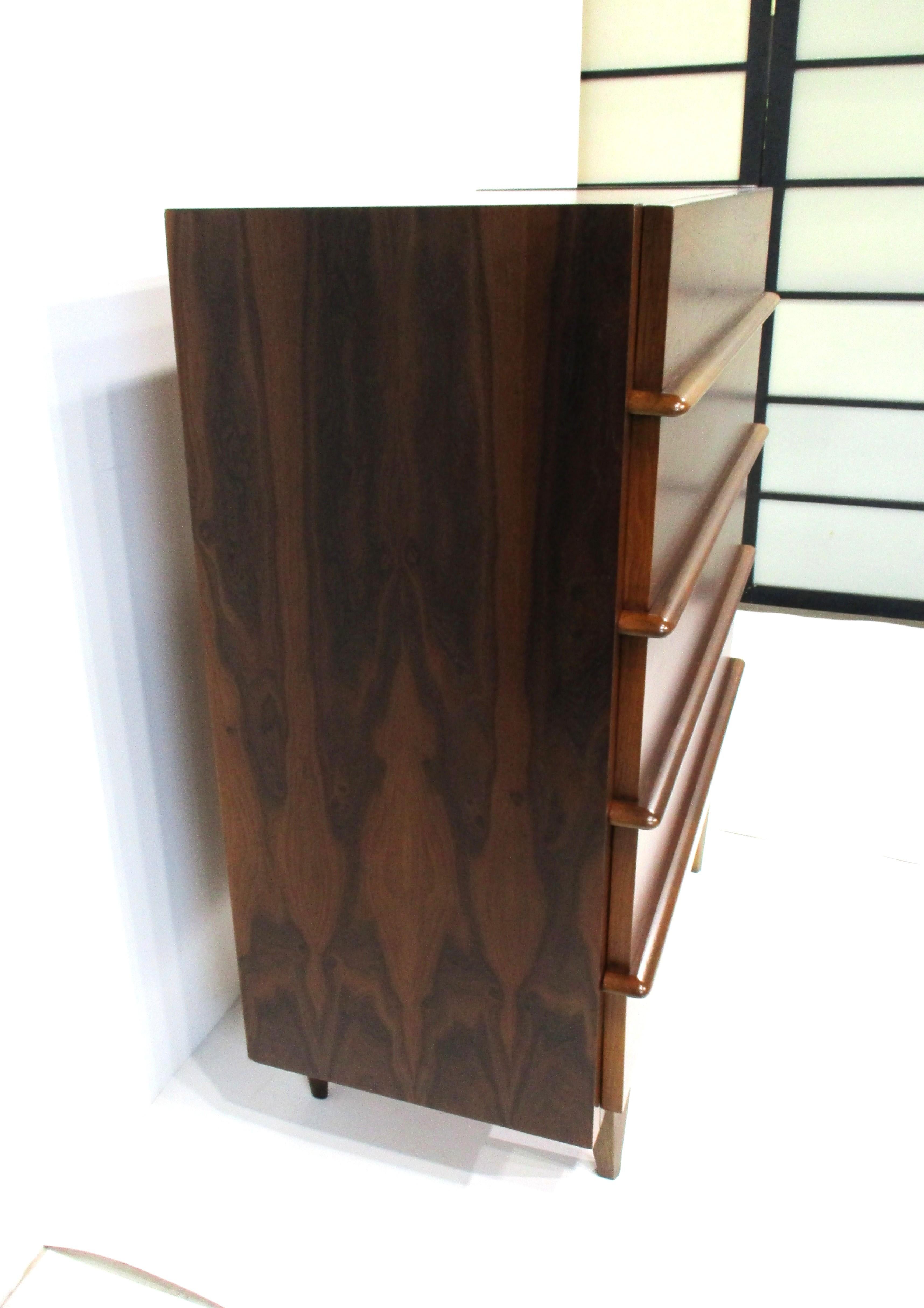 American of Martinsville - Cassettone in legno di noce di vecchia concezione in vendita 5