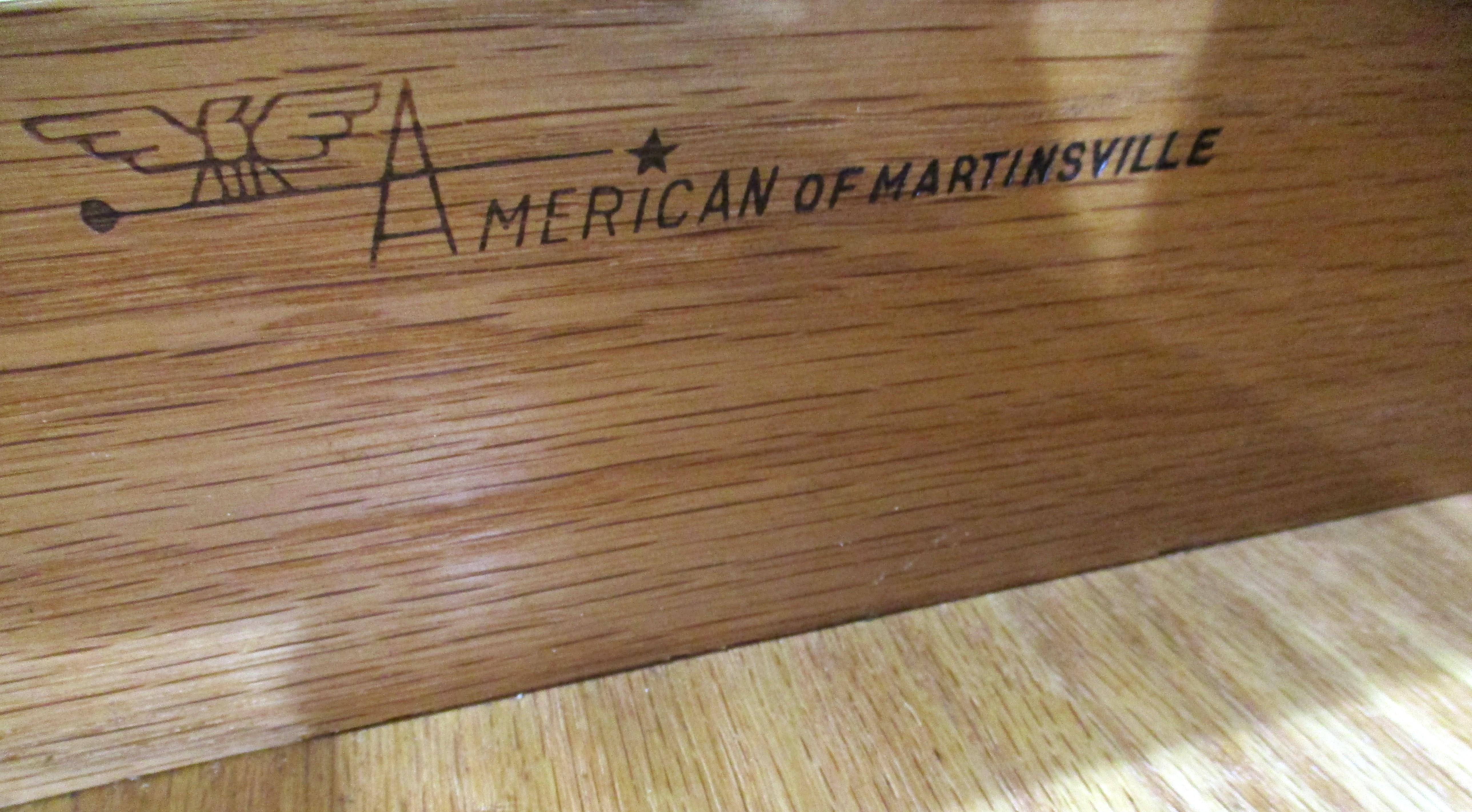 American of Martinsville - Cassettone in legno di noce di vecchia concezione in vendita 6