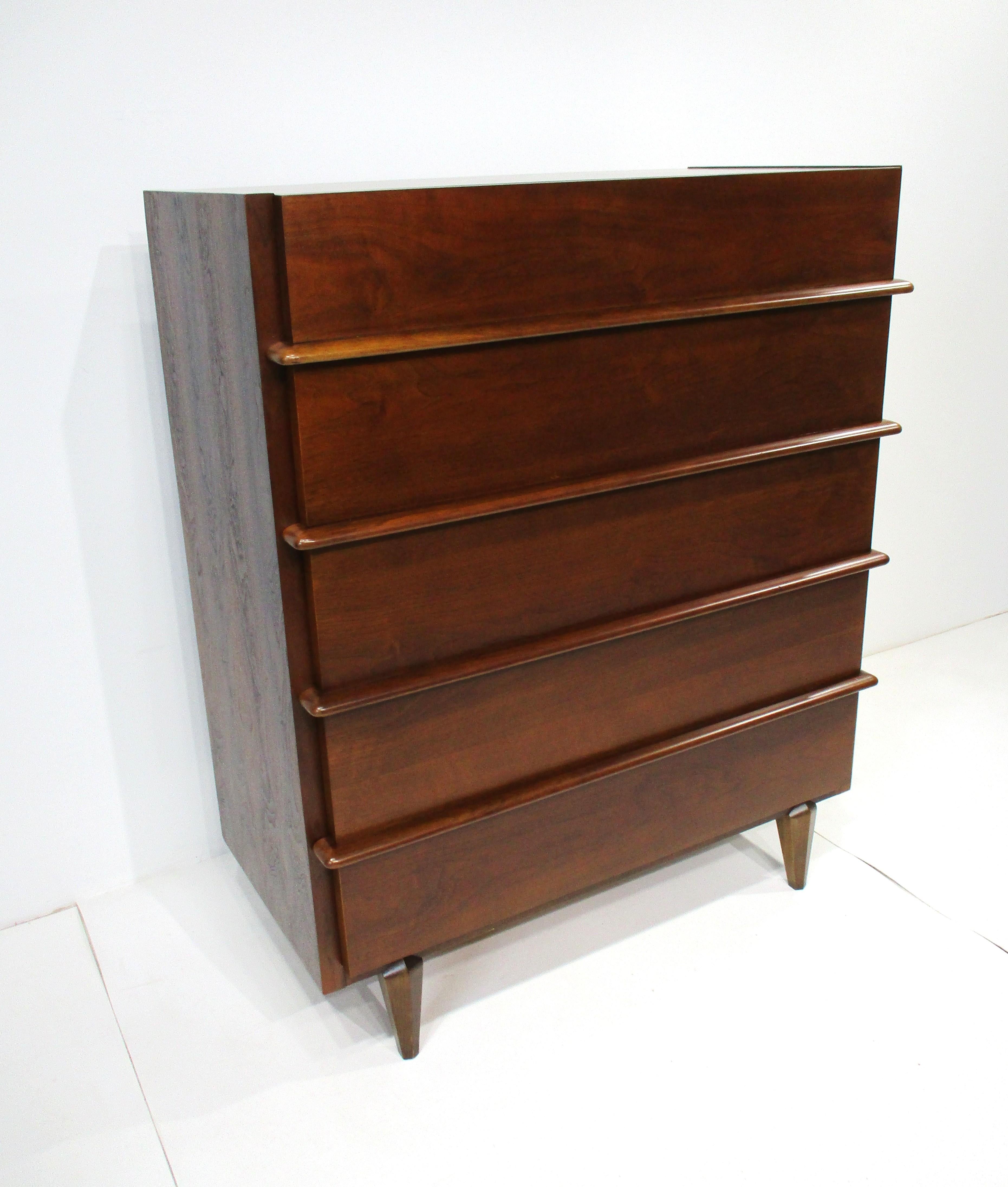 Mid-Century moderno American of Martinsville - Cassettone in legno di noce di vecchia concezione in vendita