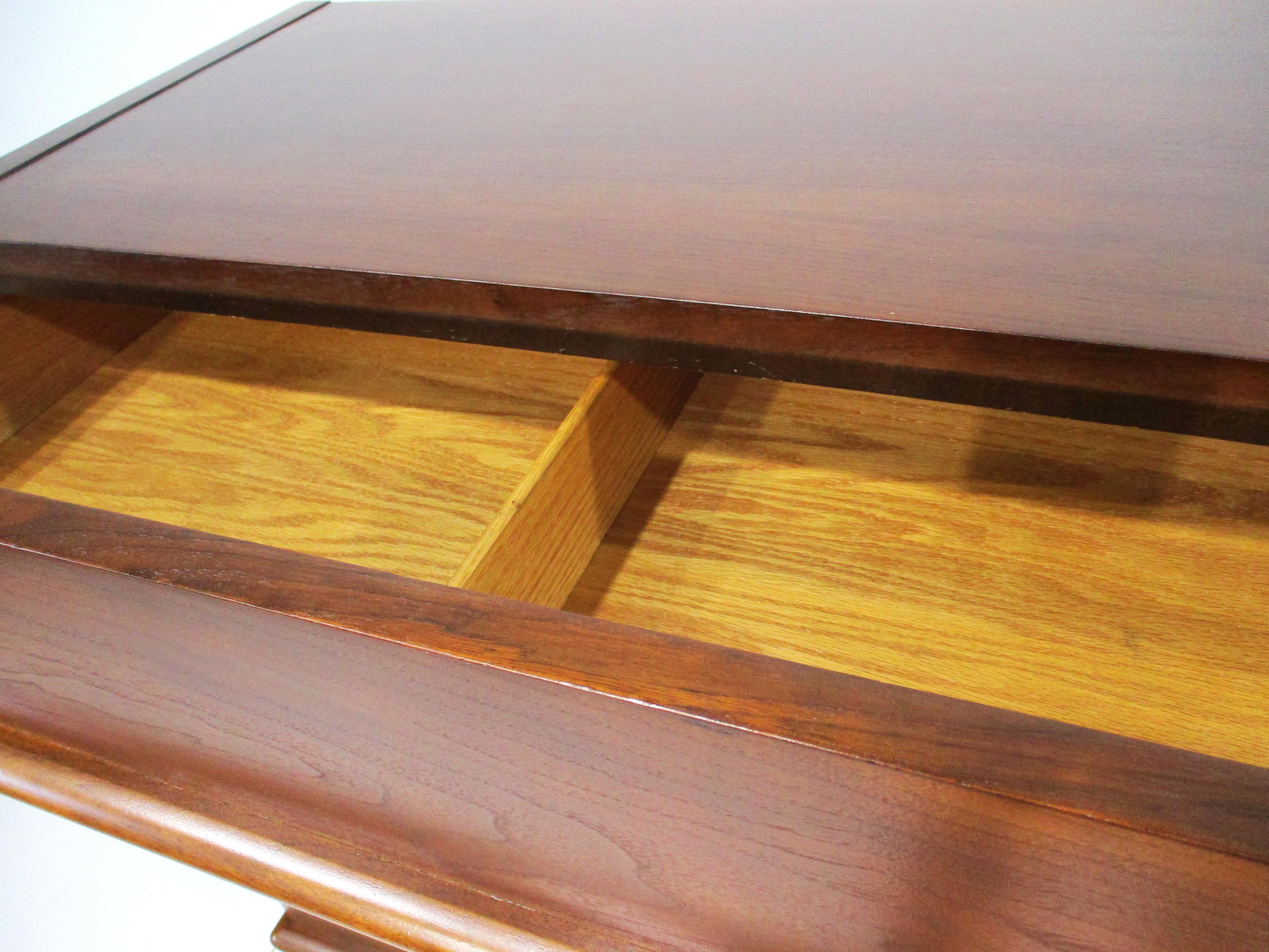 XX secolo American of Martinsville - Cassettone in legno di noce di vecchia concezione in vendita