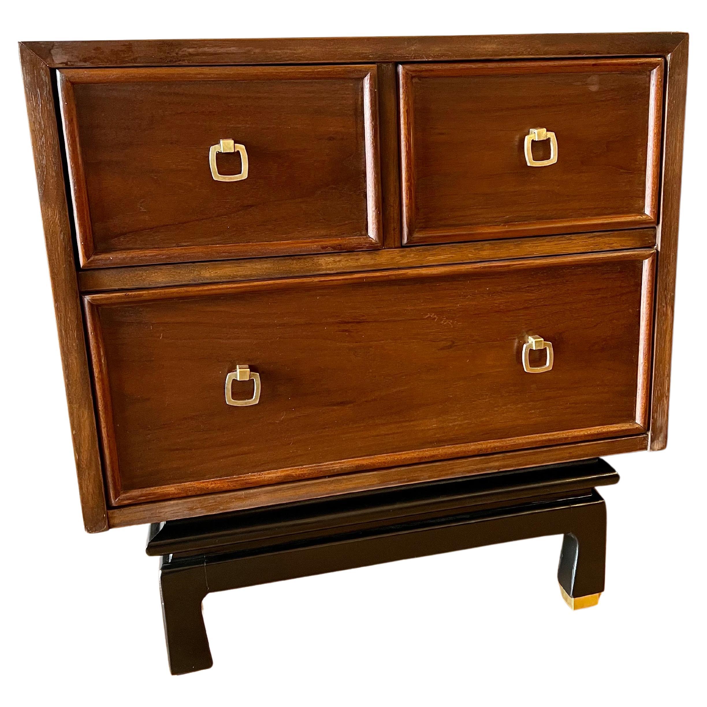 American of Martinsville Pair of Nightstands / Cabinets Hollywood Regency In Excellent Condition For Sale In San Diego, CA