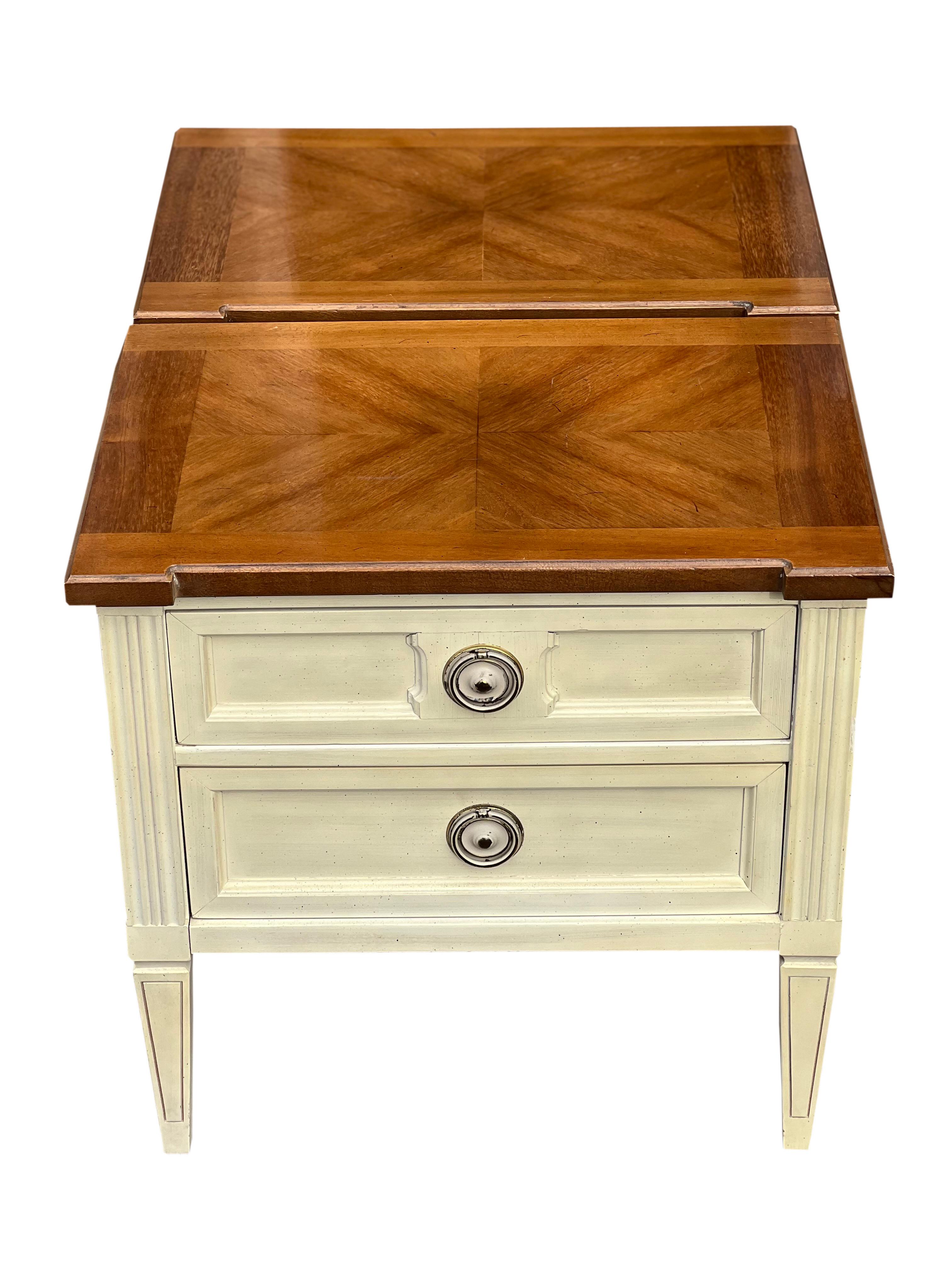 American of Martinsville Parquet Top White Nightstands, a Pair In Good Condition For Sale In Doylestown, PA