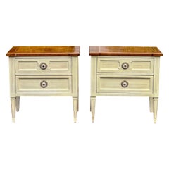 American of Martinsville Comodini bianchi con piano in parquet, una coppia
