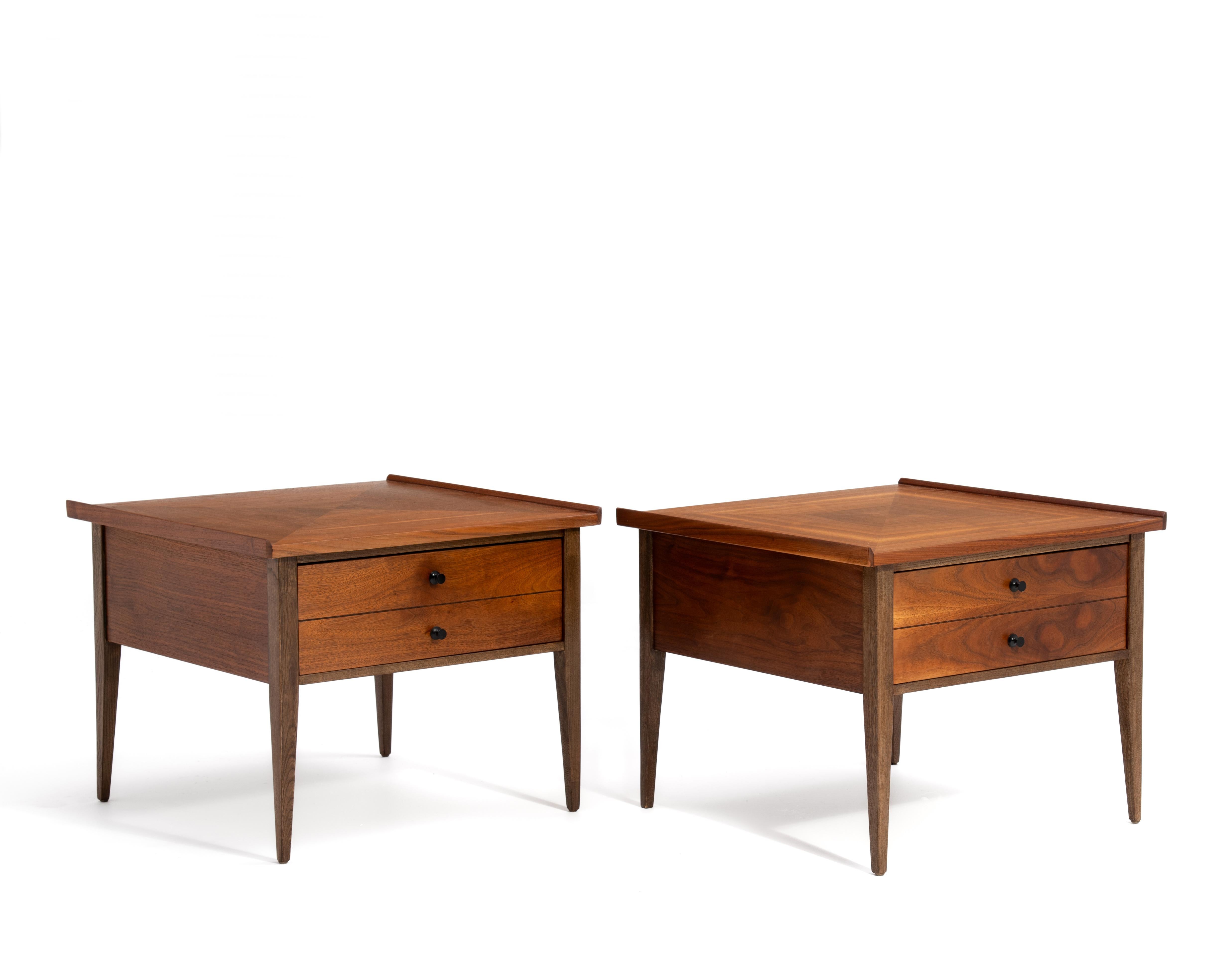 Ein Paar Mid Century Walnuss Endtische von American of Martinsville. Nussbaum in Buchform mit einem Kantendetail, das an George Nakashimas Spay Leg Tisch erinnert. Es gibt ein erkennbares Überbleibsel der Marke American of Martinsville...
