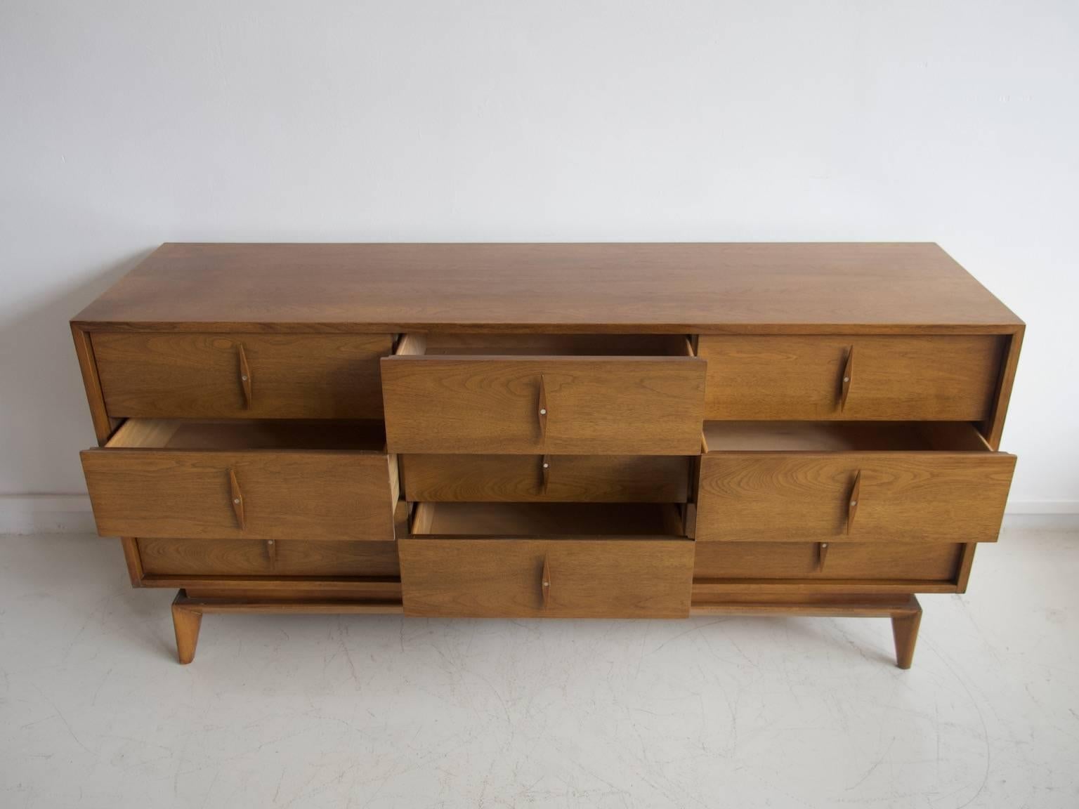 American of Martinsville Sideboard with Nine Drawers, circa 1950s In Excellent Condition In Madrid, ES
