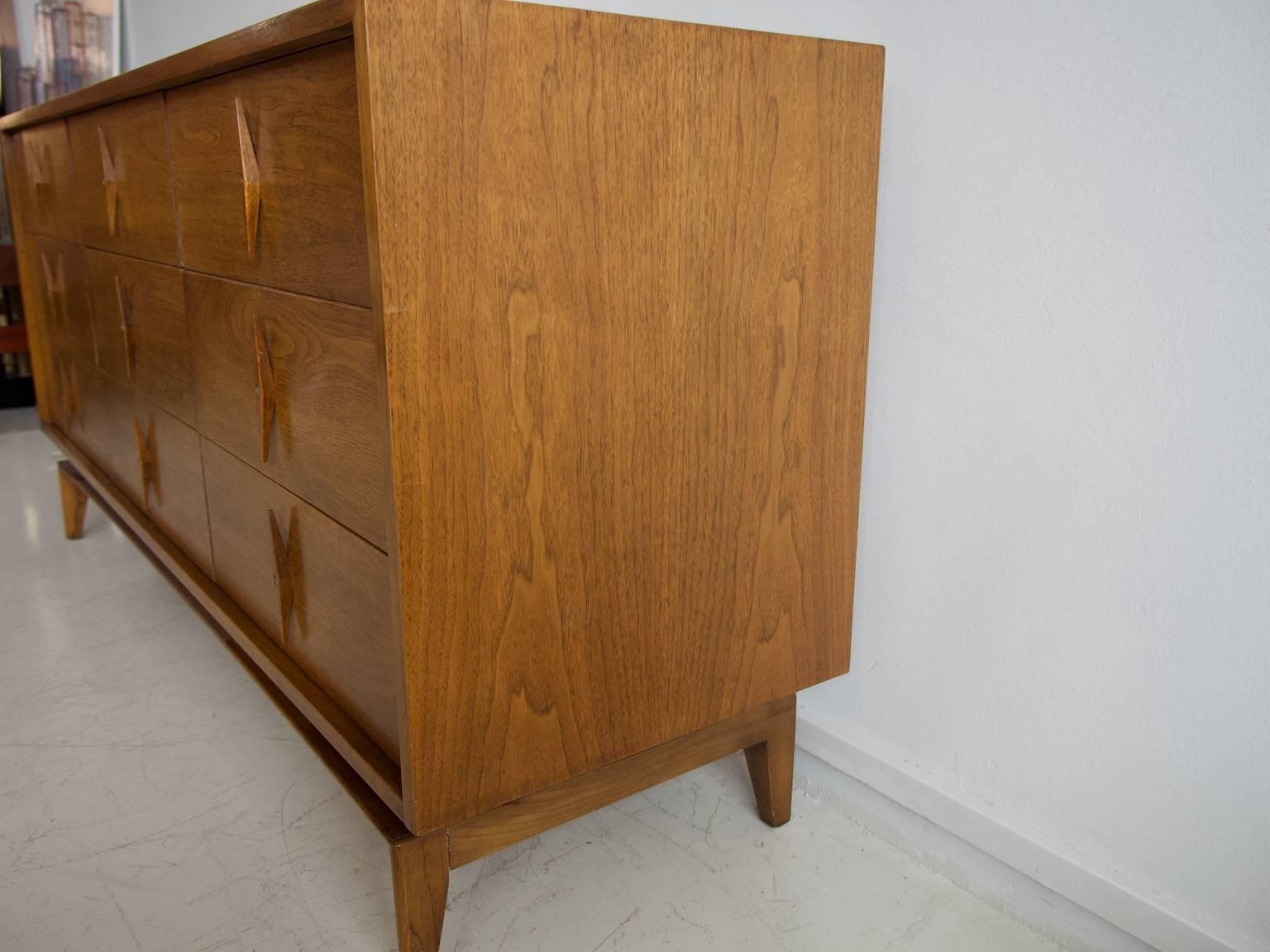 American of Martinsville Sideboard with Nine Drawers, circa 1950s 3