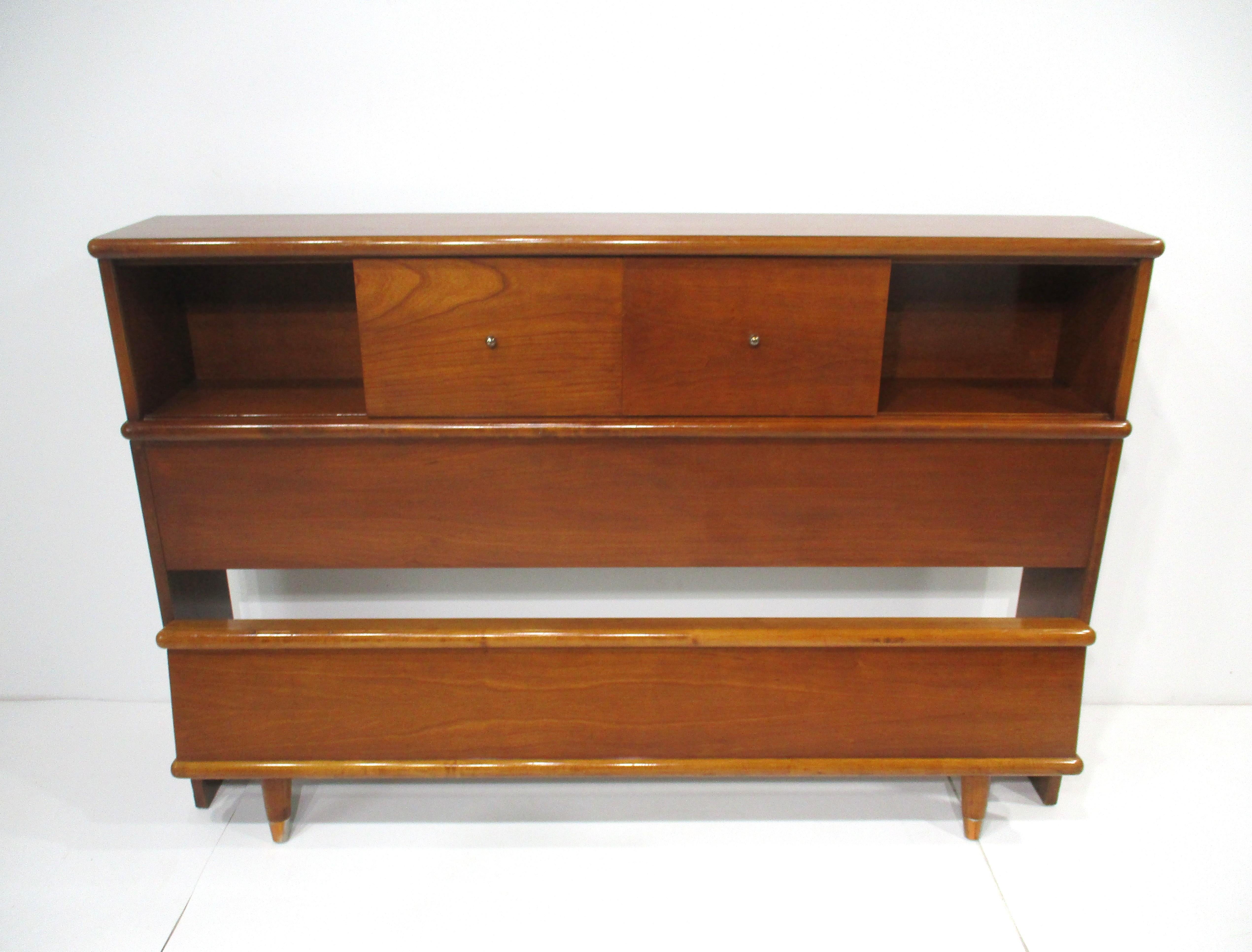 Ein sehr gut verarbeitetes Mid Century Kopfteil mit doppelten Schiebetüren, Stauraum und passendem Fußteil. Mit Stier Nase Kanten auf der Brust und Fußteil zeigt die Liebe zum Detail durch den Designer geben dem Stück eine einzigartige präsentiert. 