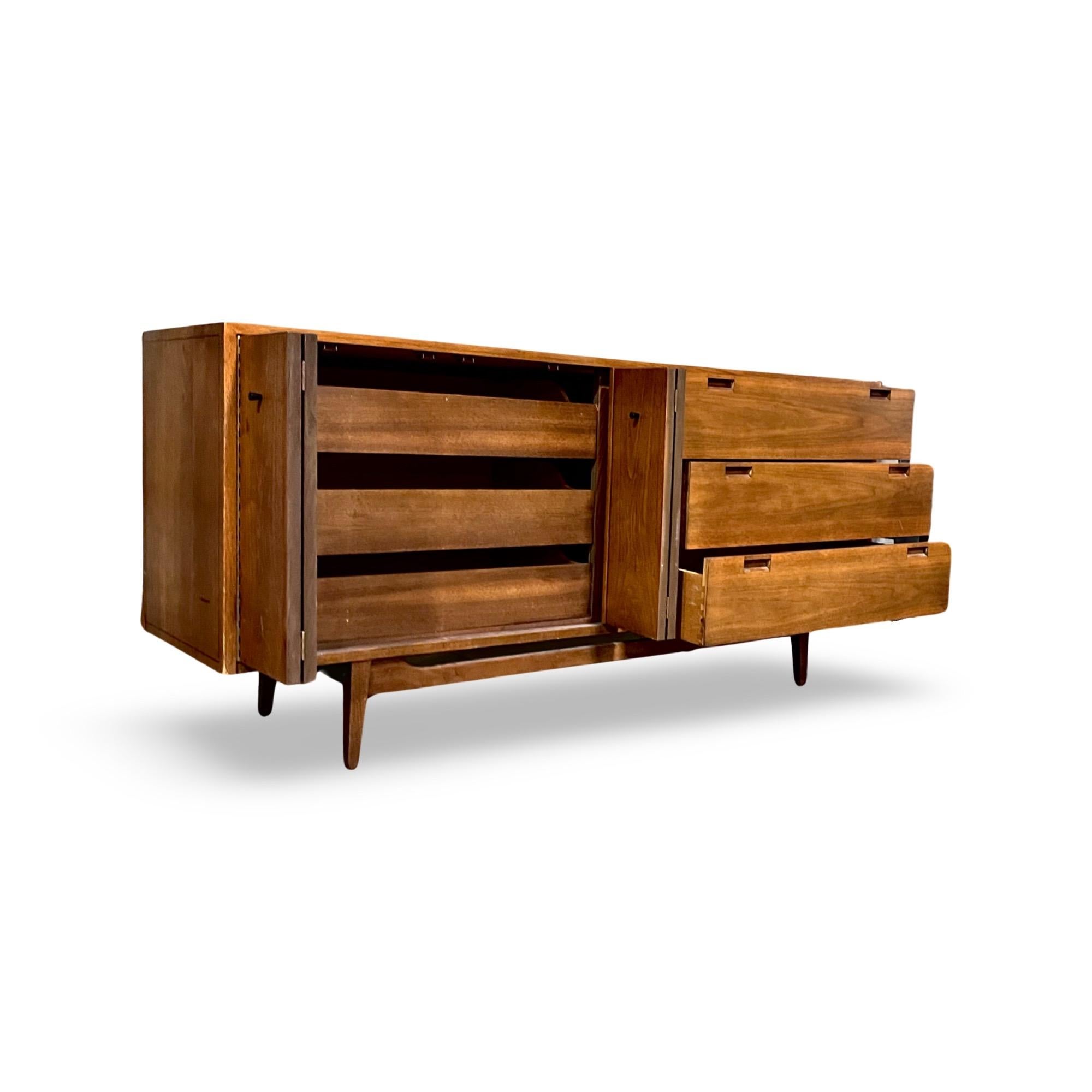 Mid-Century Modern American of Martinsville Vintage Mid Century Modern Lowboy Dresser c. 1960s For Sale