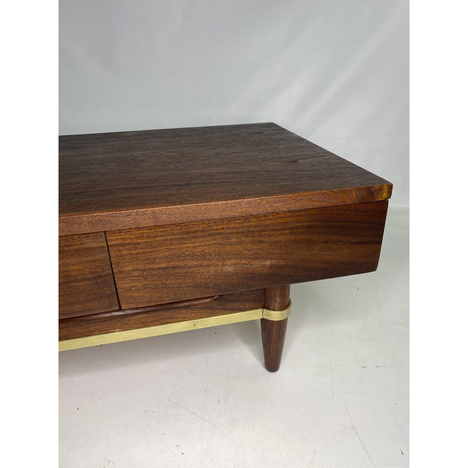 American of Martinsville Walnut Bench by Merton Gershun In Good Condition For Sale In Esperance, NY