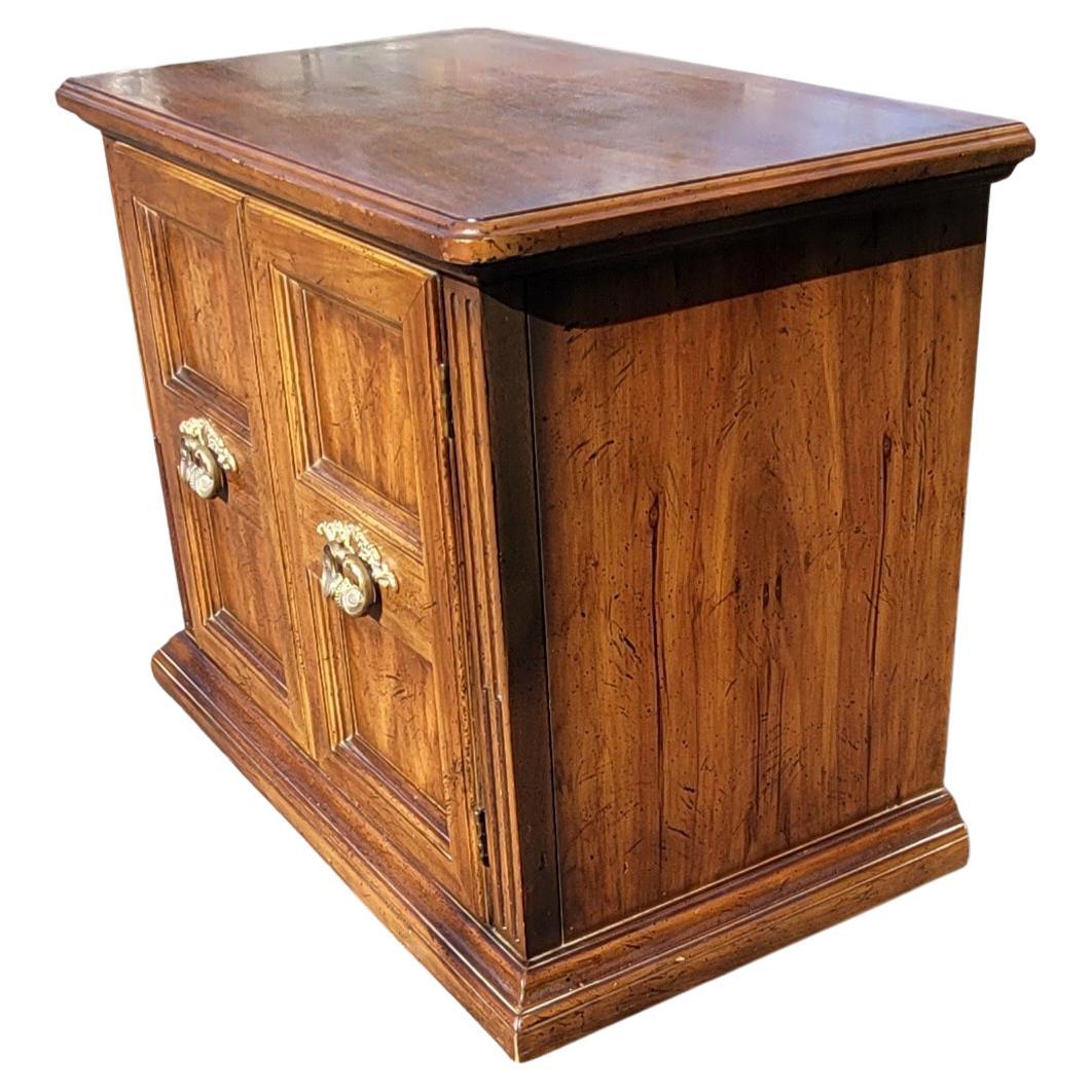 American of Martinsville Walnut Italian Neoclassical Tuscan Nightstands, a Pair 2