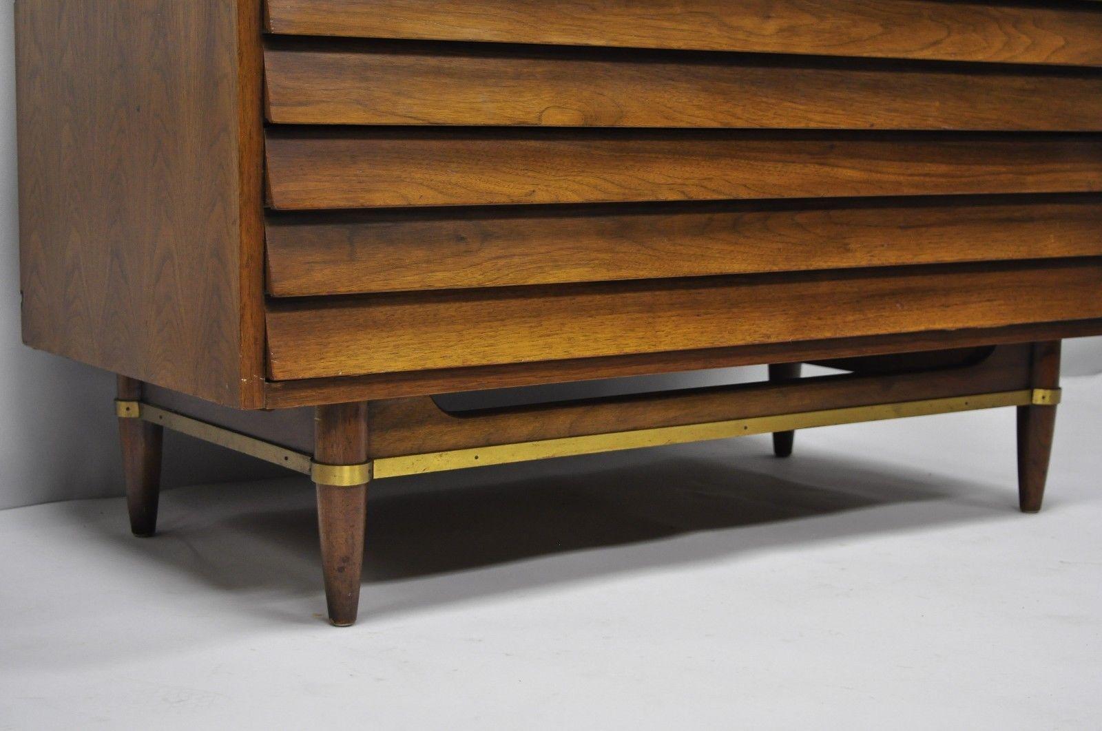 American of Martinsville Walnut Louvered Drawer Dresser Mid-Century Modern Chest In Good Condition In Philadelphia, PA