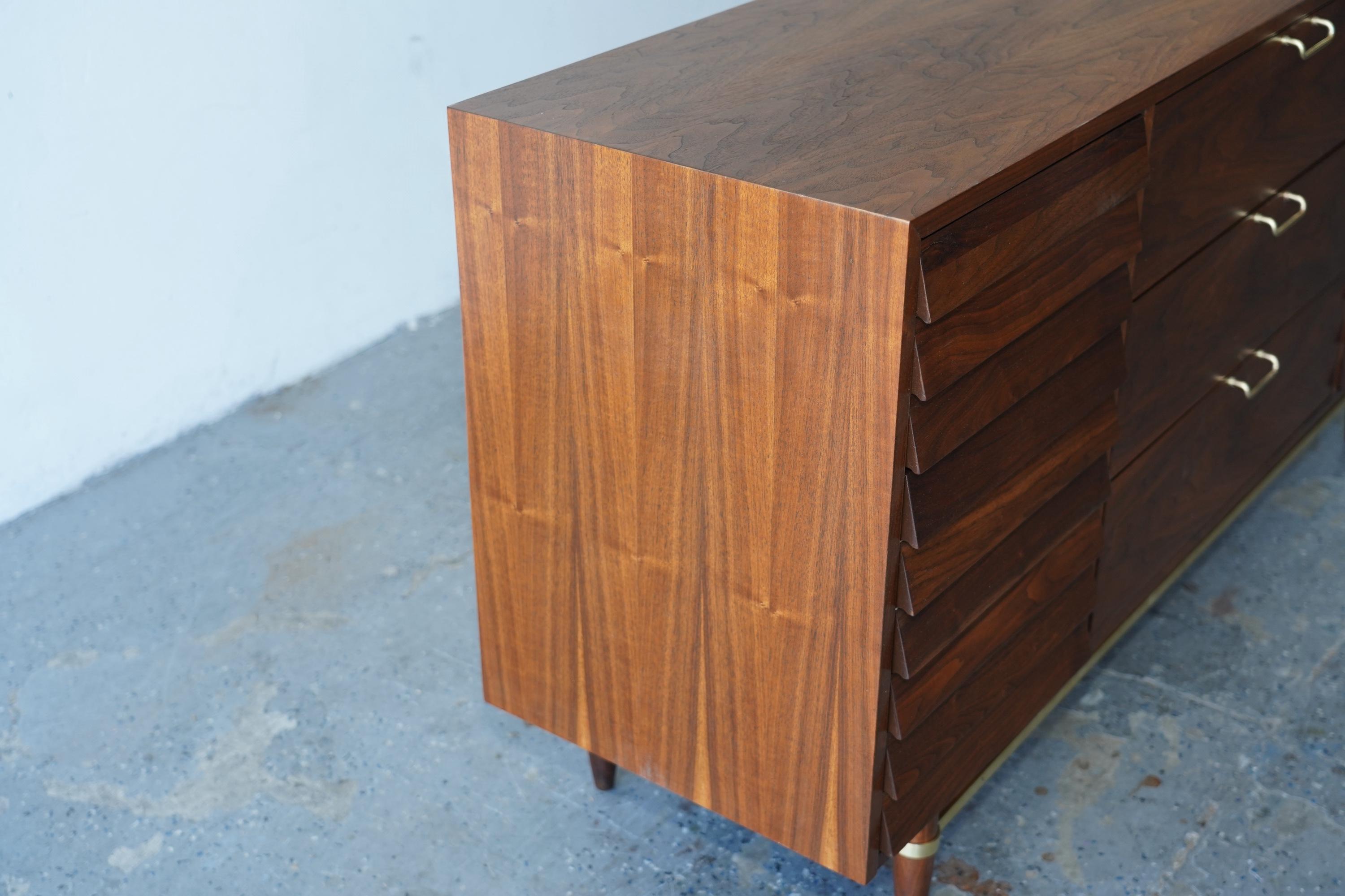 American of Martinsville Walnut Mid Century Modern Long Dresser In Good Condition In Las Vegas, NV