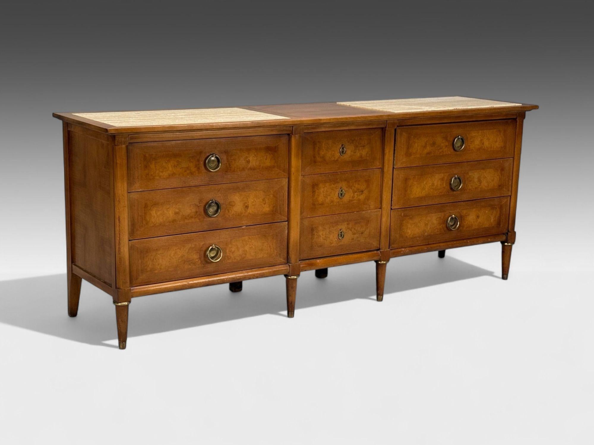 American of Martinsville, Comò o credenza americana di metà secolo, noce, travertino, USA, 1960

Comò modernista a nove cassetti in noce e travertino progettato e prodotto da American of Martinsville negli Stati Uniti negli anni '60 circa.

Noce,