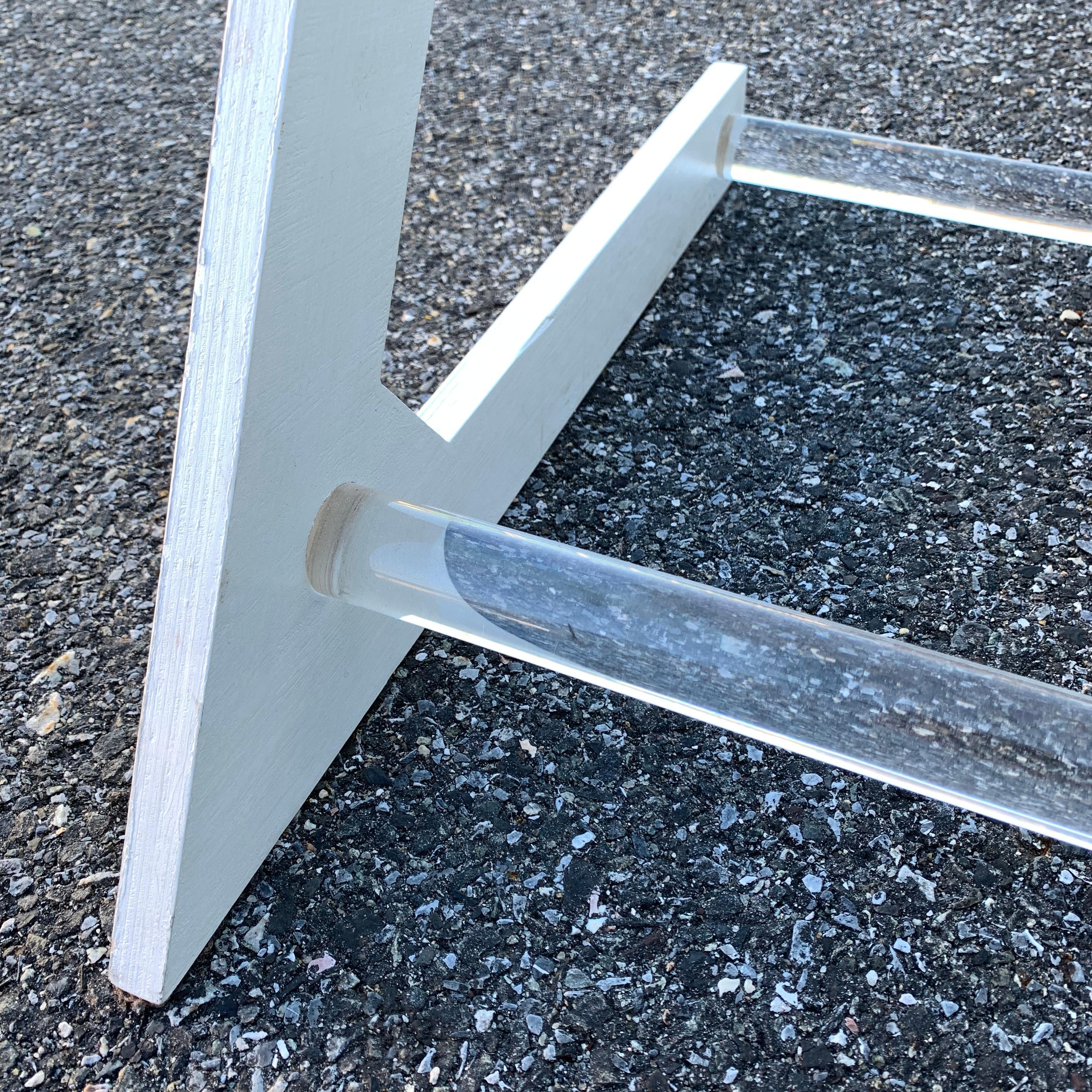 Mid-Century Modern Fischstreifen-Schreibtischstuhl mit weißer Bemalung, einzigartig (Lucite)