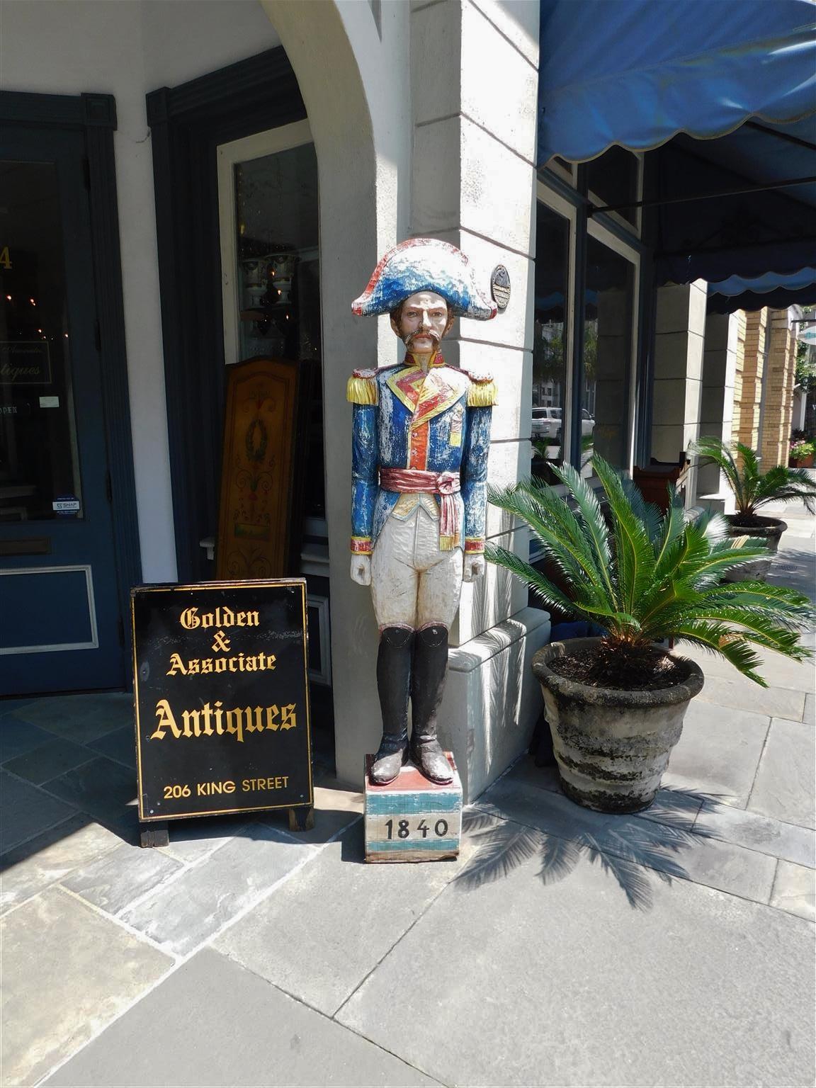 Statue en bois peint et sculpté représentant le général Santa Anna en tenue militaire. Général pendant la guerre américano-mexicaine, il est ensuite devenu président du Mexique. Probablement utilisé comme accessoire promotionnel dans un magasin de