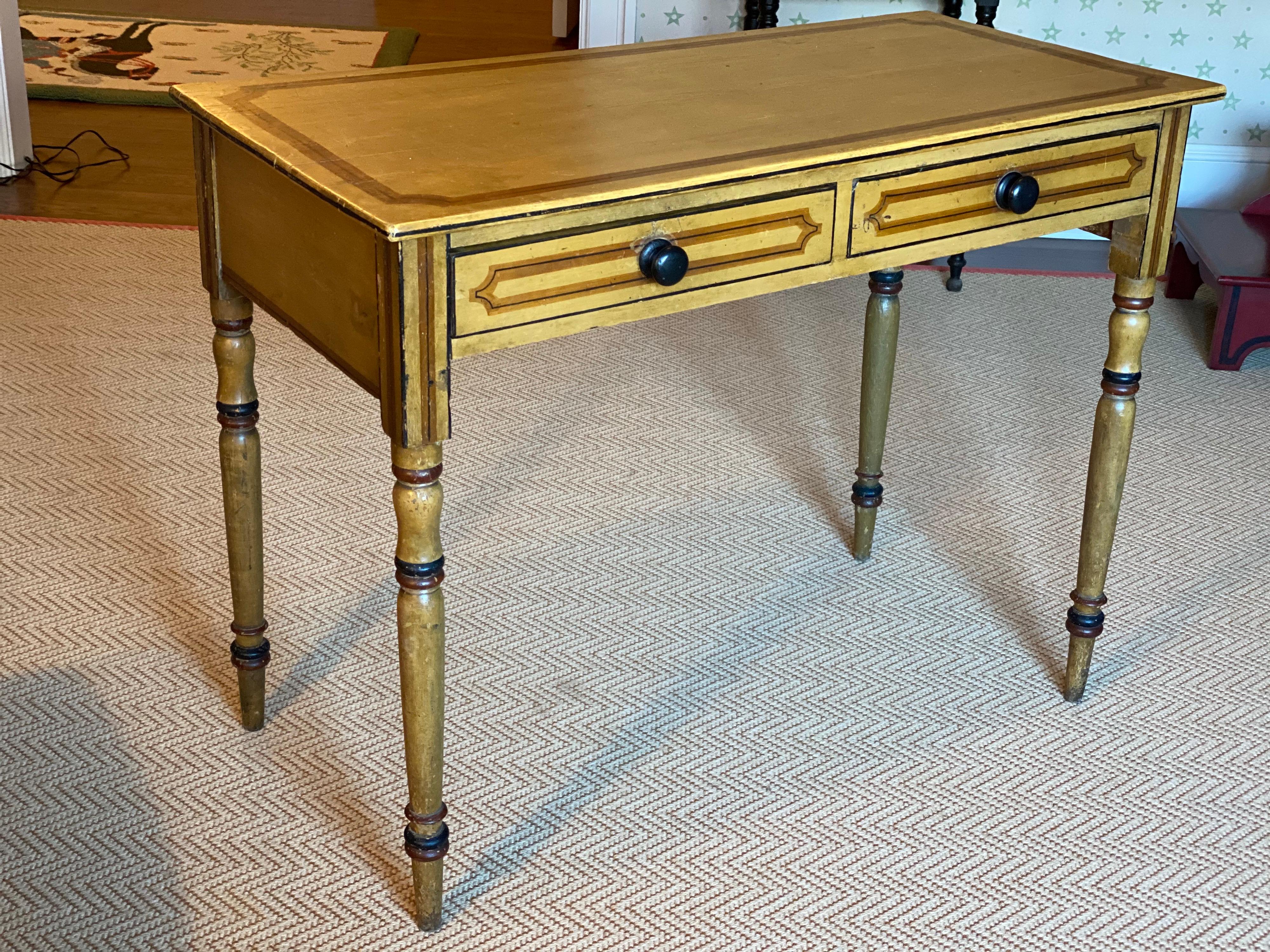 American painted table with two drawers, late 19th century
Measures: 40.5
